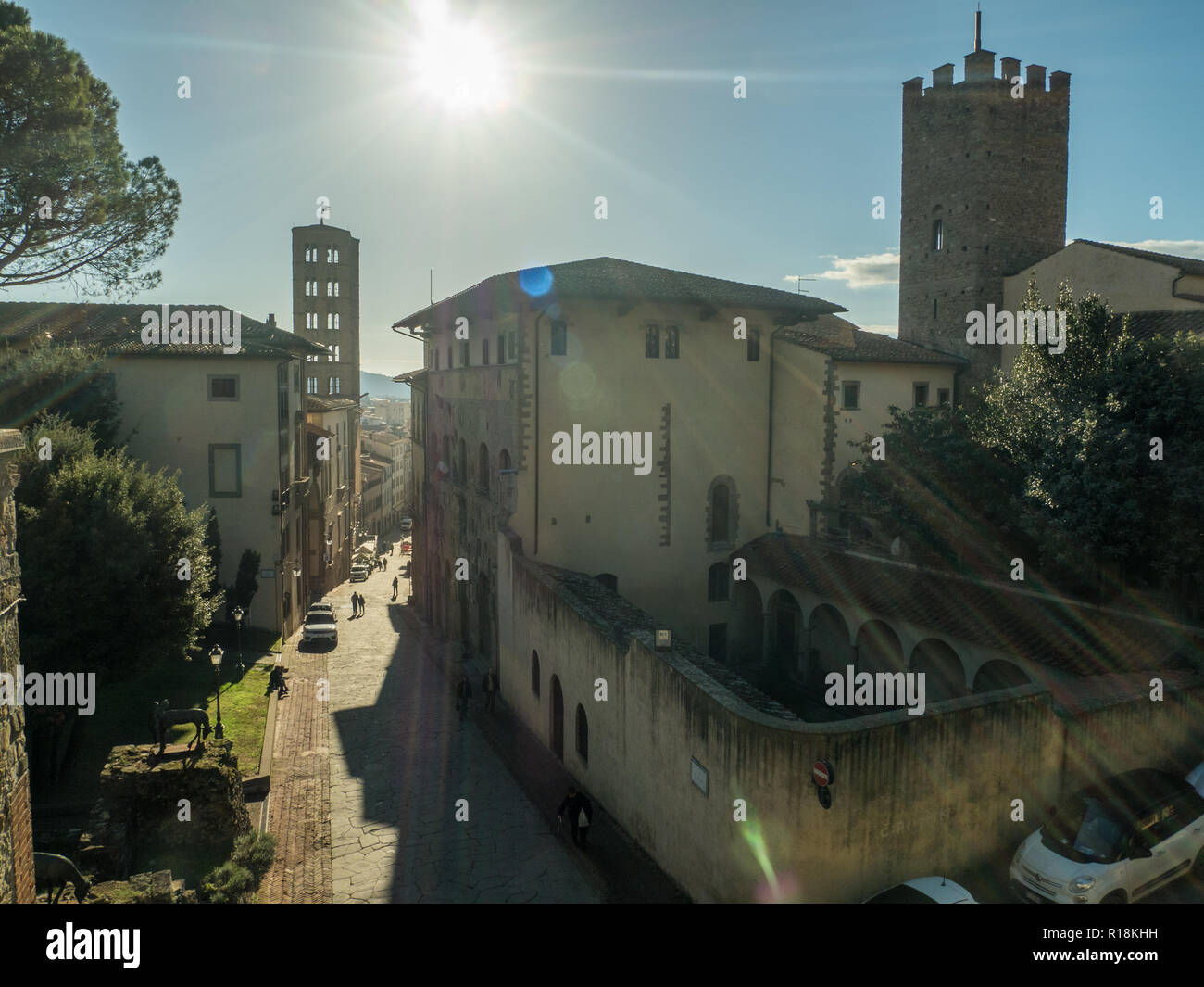Ville d'Arezzo, Toscane, Italie. La tour de l'église Santa Maria della Pieve est sur la gauche. Banque D'Images