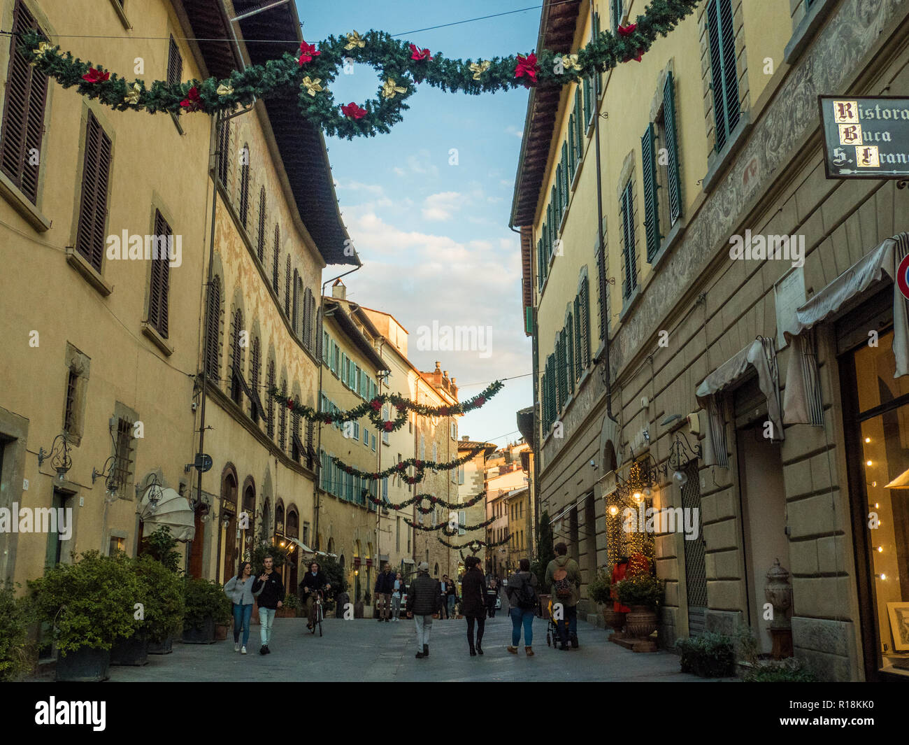 Rue 'Corsa Italia' au moment de Noël dans la ville d'Arezzo, Toscane, Italie Banque D'Images