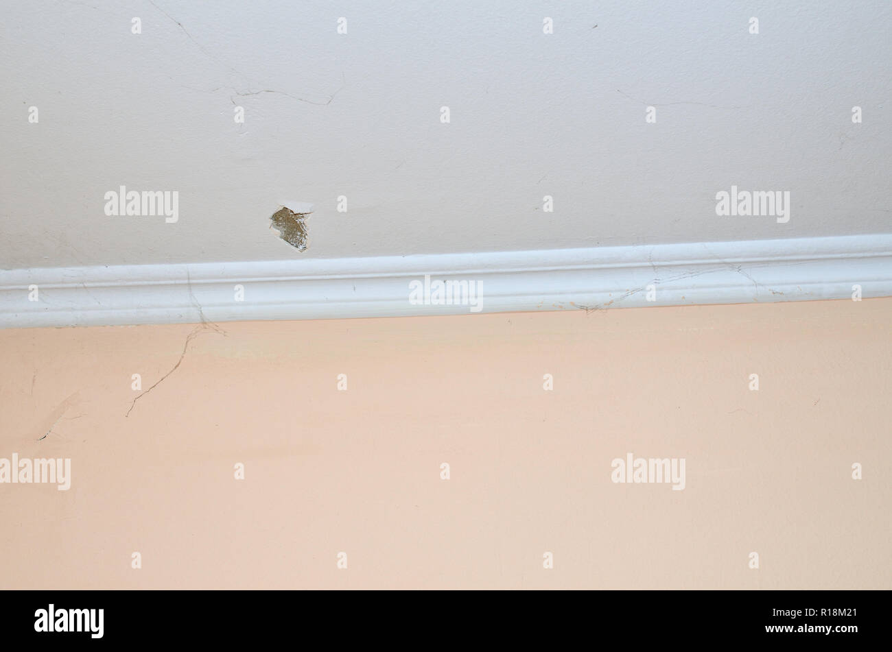 Plafond par une fissure et mur avec des parties d'une araignée Banque D'Images