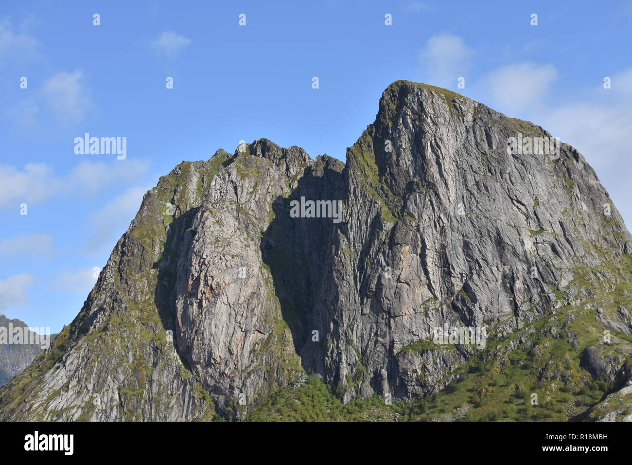Hamnøy, Reine, Lofoten, Fischerdorf, Lilandstinden, Felswand, Haus, Rorbu, Ebbe, Meer, Küste, Felsküste, Siedlung, Fels, Molhøgtinden Lichtmast, mât, Banque D'Images