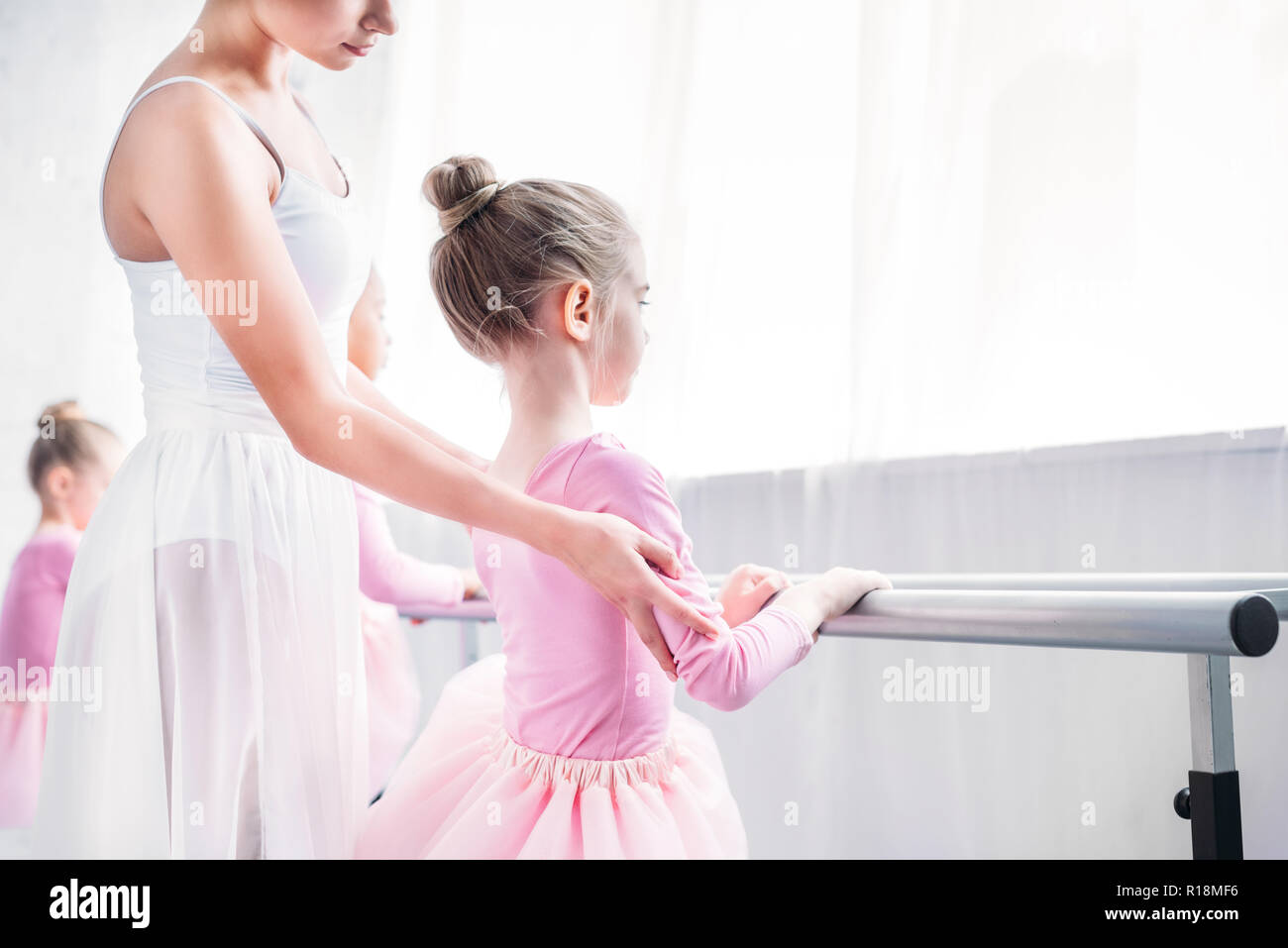 Cropped shot de professeur de ballet l'exercice avec les enfants dans l'école de ballet Banque D'Images