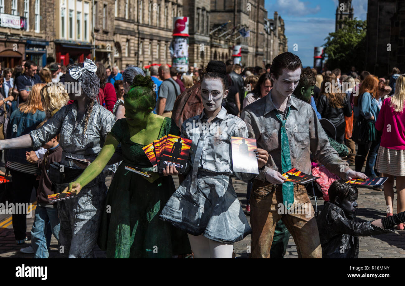 Promouvoir leurs acteurs au Festival Fringe d'Edimbourg sur le Royal Mile, Édimbourg, Écosse Banque D'Images