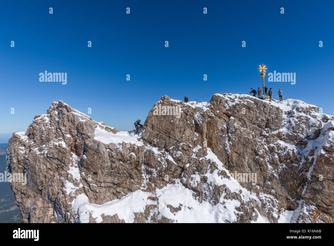 Sommet cross, Zugsptize, plus haut sommet, Garmisch-Partenkirchen, Wetterstein Gebirge ou du Wetterstein, dans les Alpes, Bavaria, Germany, Europe Banque D'Images