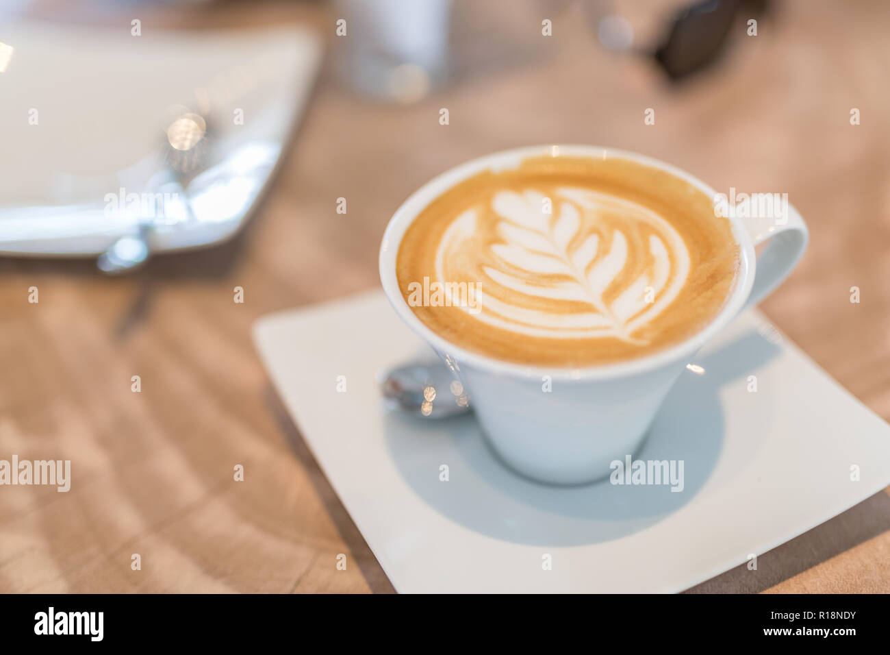 Tablette numérique et tasse de café sur le vieux bureau en bois. Espace de travail simple ou de la pause-café au matin/ selective focus Banque D'Images
