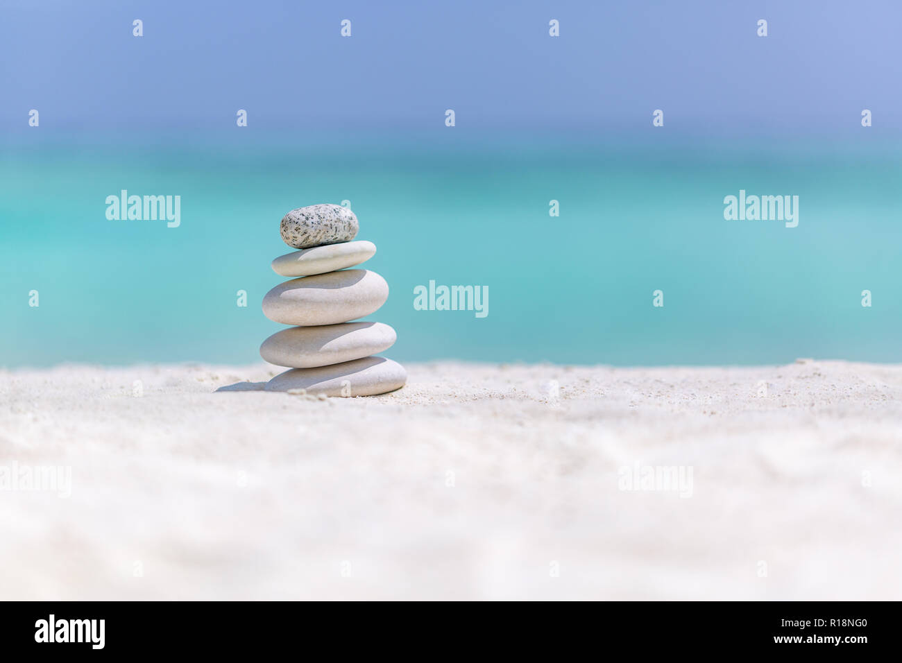 Pierres Zen on tropical beach pour la méditation parfaite. Pyramide des pierres sur plage de sable fin d'inspiration, de la stabilité, zen, relaxation, harmonie, l'équilibre Banque D'Images