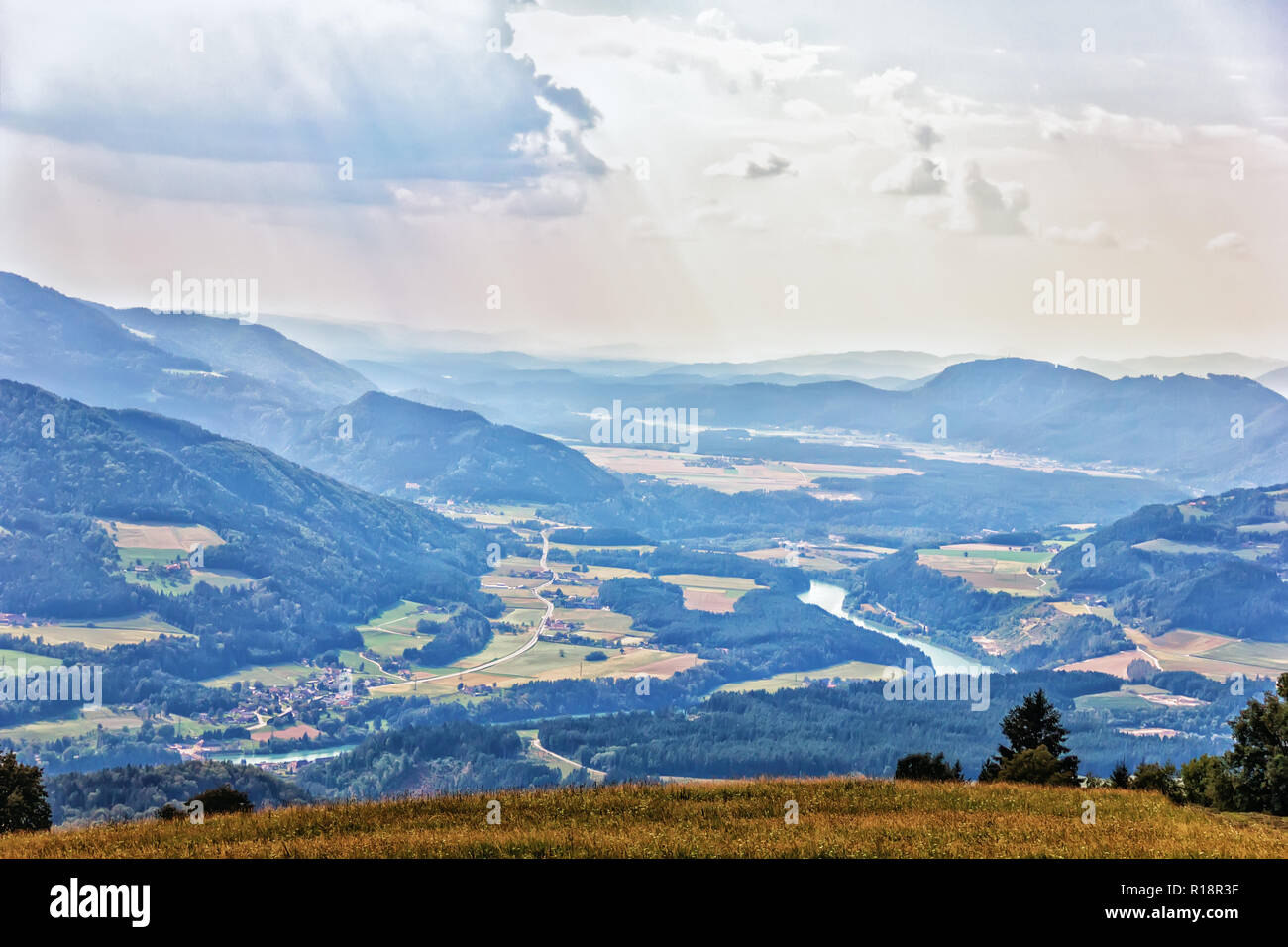 Vallée de montagne dans les Alpes sous le soleil Banque D'Images