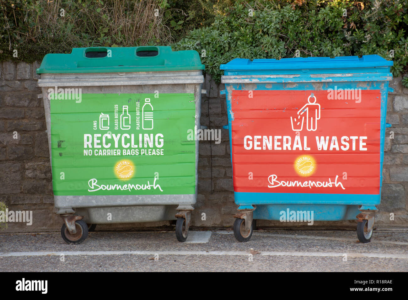 Bournemouth Dorset UK - 19 octobre 2018 : les grands bacs de recyclage des déchets du conseil Banque D'Images