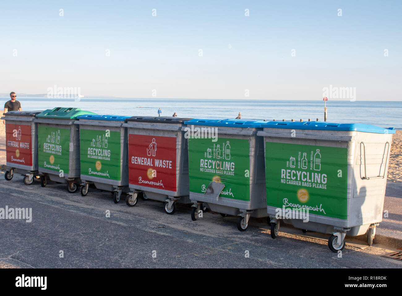 Bournemouth Dorset UK - 19 octobre 2018 : grande rangée de bacs de recyclage des déchets du conseil Banque D'Images
