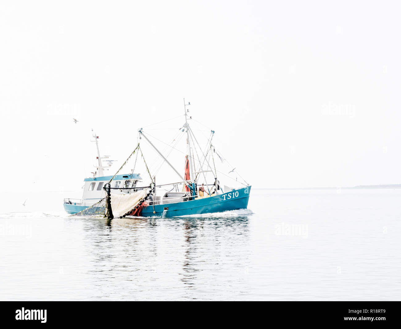 High key image de chalutier de pêche à la crevette au large de la côte de la mer des Wadden sur Vlieland, Pays-Bas Banque D'Images