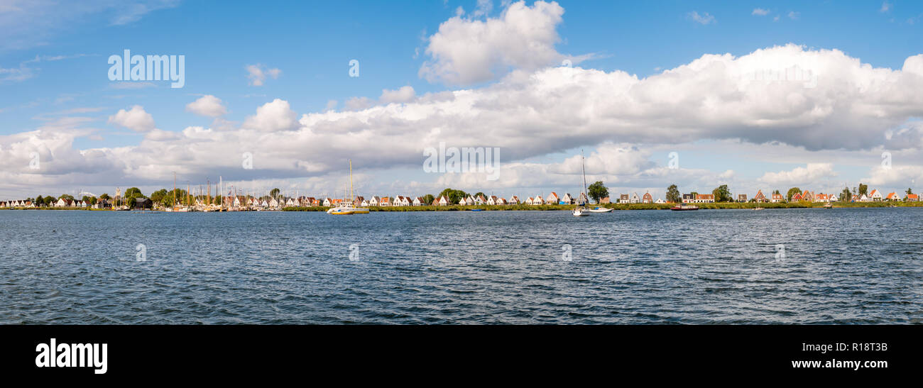 Digue de Durgerdam Skyline village avec rangée de vieilles maisons et bateaux, IJmeer, Amsterdam, Hollande du Nord, Pays-Bas Banque D'Images