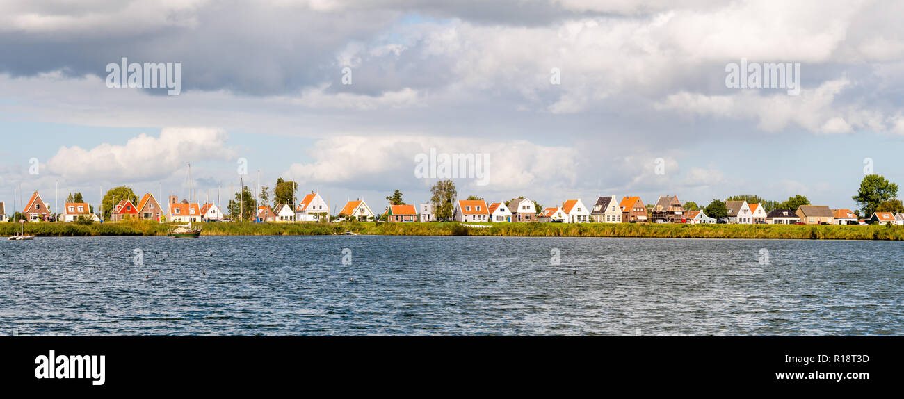 Digue de Durgerdam Skyline village avec rangée de vieilles maisons et bateaux, IJmeer, Amsterdam, Hollande du Nord, Pays-Bas Banque D'Images