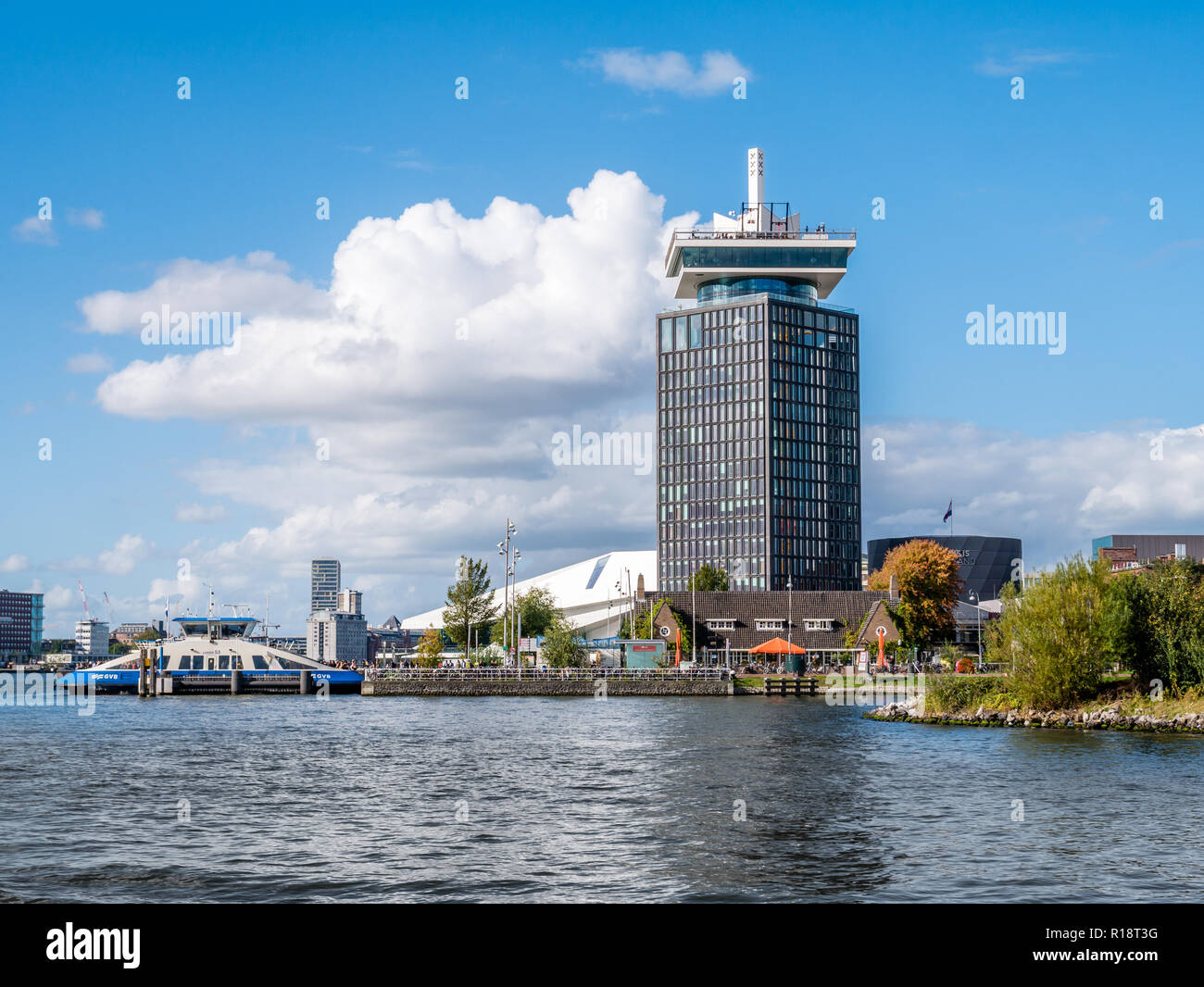 Tour d'Adam, Eye Filmmuseum et ferry à partir de la rivière IJ à Amsterdam, Pays-Bas Banque D'Images