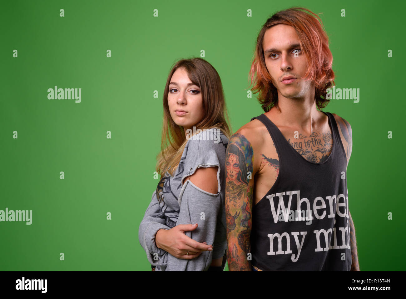 Studio shot of young man and woman couple rebelle Banque D'Images
