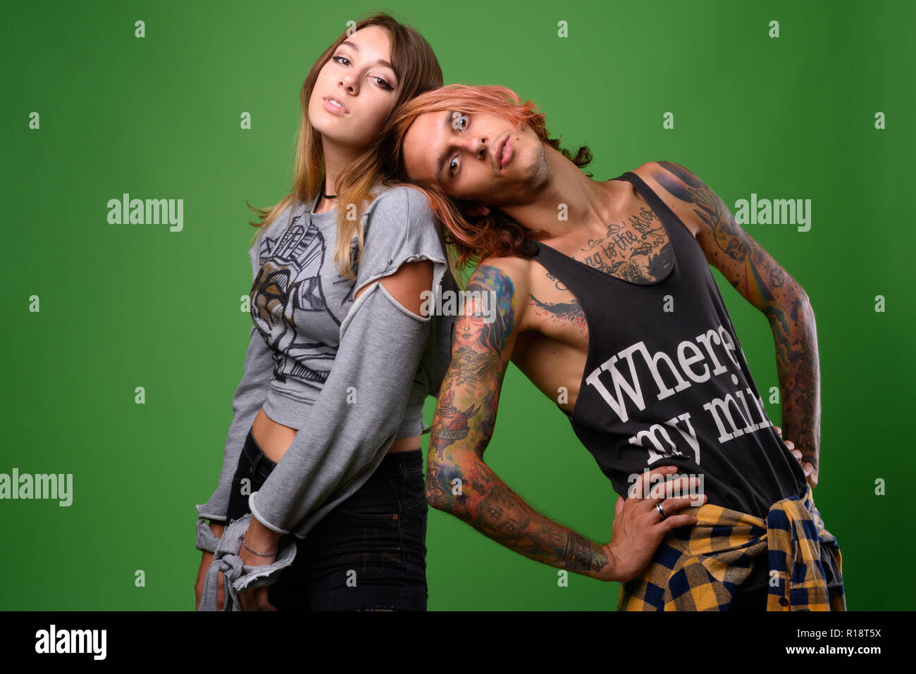 Studio shot of young man and woman couple rebelle Banque D'Images