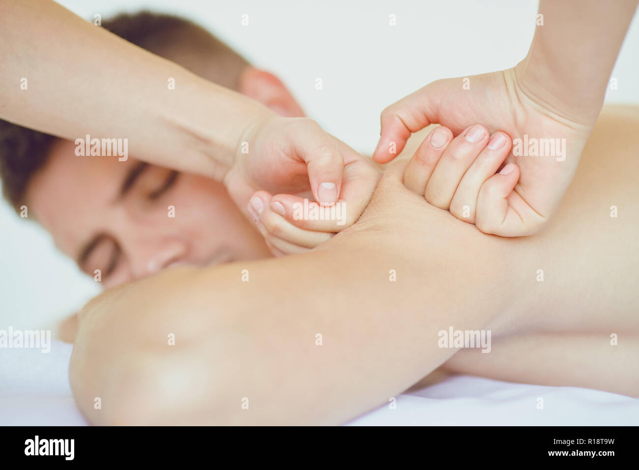 Un jeune homme massage sur le dos Banque de photographies et d’images à