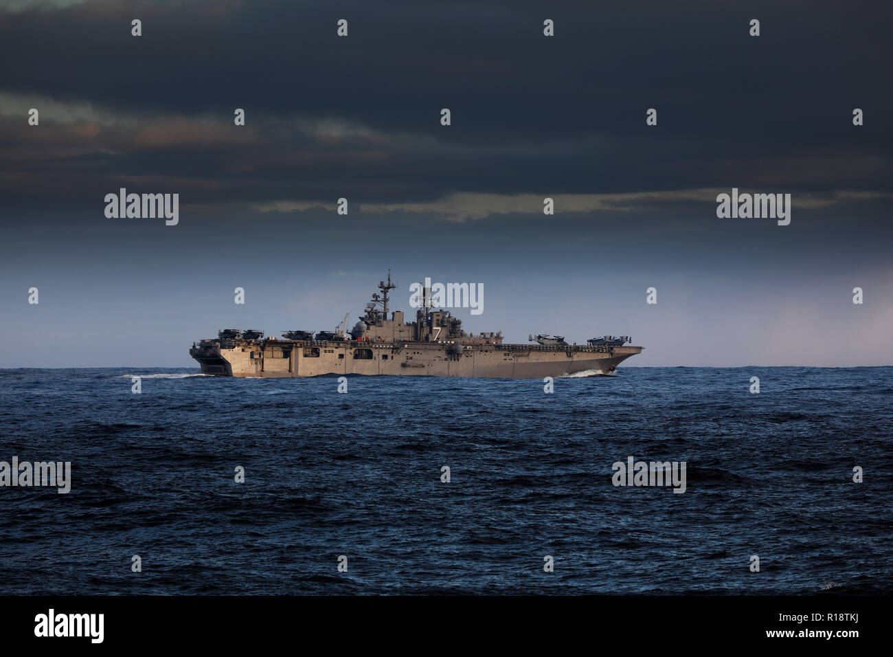 USS Iwo Jima transporteur d'assaut de l'US Navy avec tilt rotor V22 Osprey de l'US Marine Corps s'est lancé d'aéronefs Banque D'Images