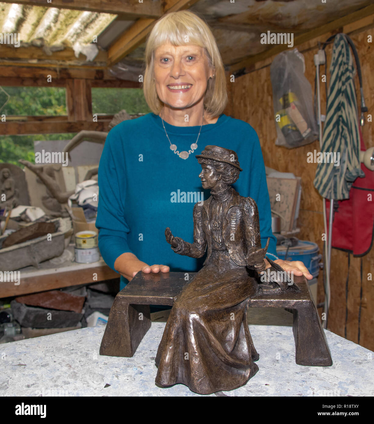 Pour célébrer l'anniversaire d'Emily Wilding Davison l'Emily Davison Memorial Project ont dévoilé la maquette (petite version) du projet de sculpture grandeur nature de suffragette Emily Wilding Davison, qui a marché en face de la King's Horse en 1913 le Derby d'Epsom, créé par l'artiste Christine Charlesworth SWA CEP commandé par le projet de Mémorial Emily Davison, le fini de sculpture de bronze est positionné dans le centre-ville d'Epsom. Il va s'asseoir sur un banc de granit pâle permettant aux visiteurs de s'asseoir avec Emily. Il y a également des plans pour rendre la statue interactif, afin de n'importe qui avec un smart Banque D'Images