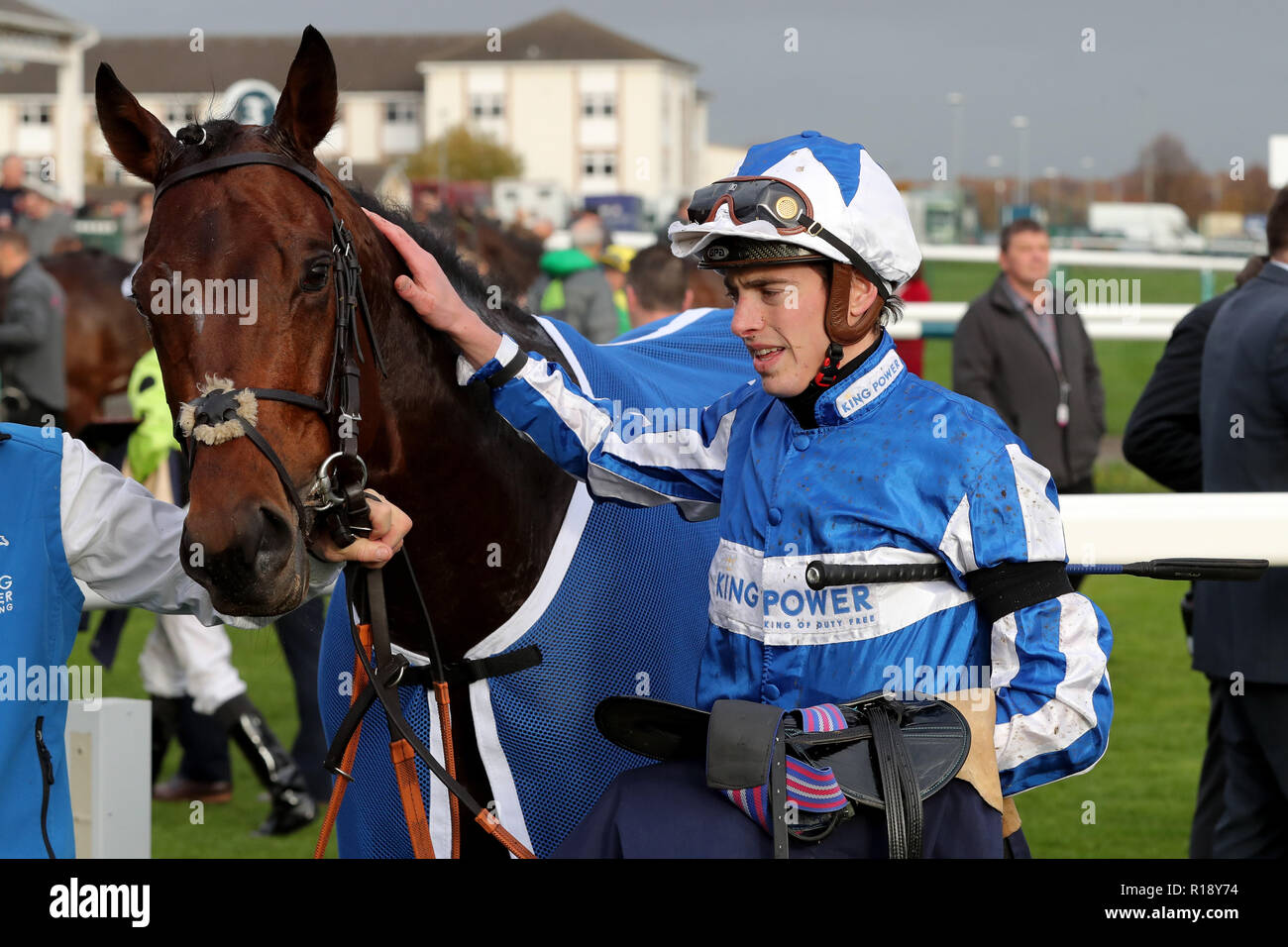 Triomphante Donjuan monté par James Doyle (à gauche) remporte le British Sportsbook Marathonbet EBF Gillies Pouliches' course pendant la journée Handicap Novembre Marathonbet à l'Hippodrome de Doncaster. Banque D'Images