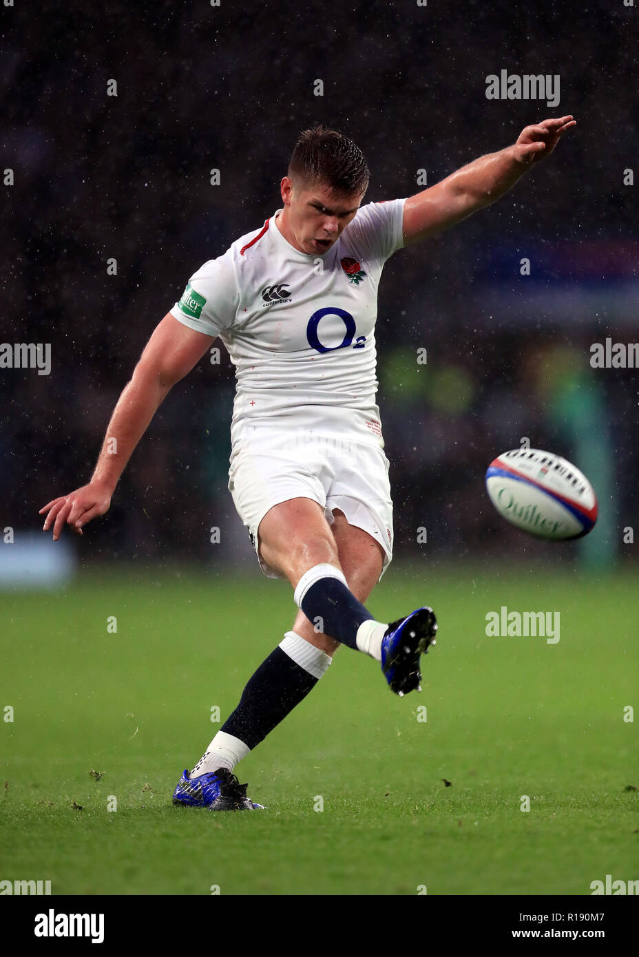 L'Angleterre avec succès un coup d'Owen Farrell pendant la conversion 183 match international au stade de Twickenham, Londres. Banque D'Images