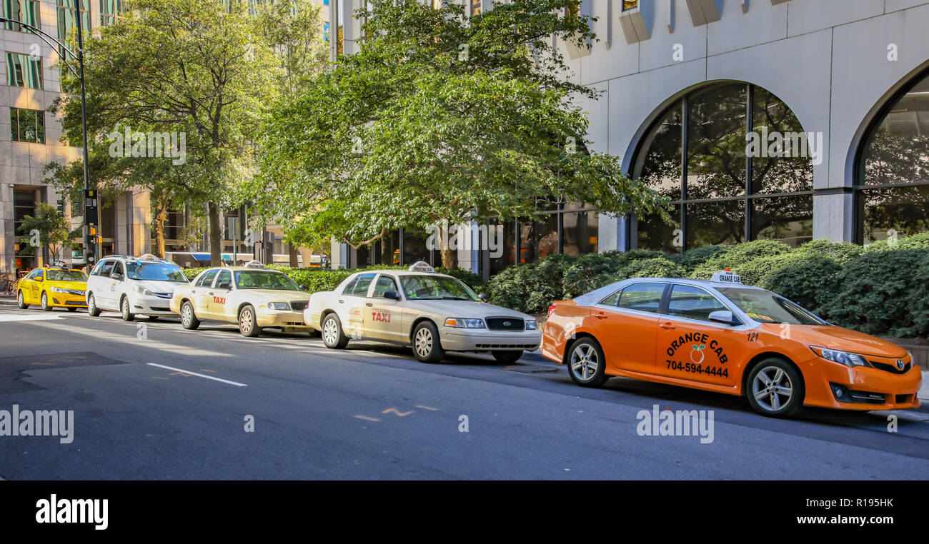 CHARLOTTE, NC, USA-10/30/18 : une ligne de taxis garés à freiner, en attente pour les cavaliers. Banque D'Images