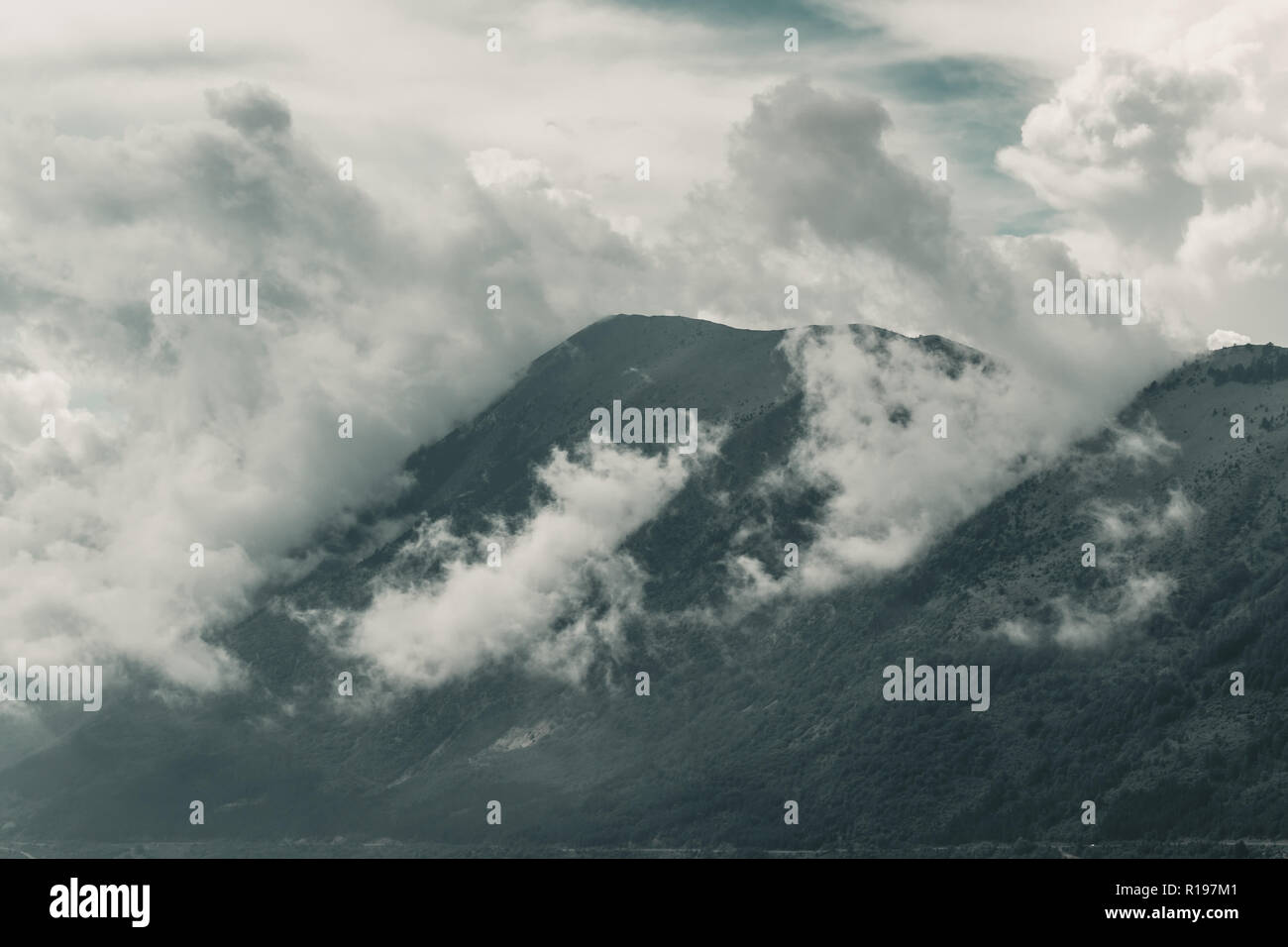 Chaîne de montagnes impressionnantes couvertes par les nuages Banque D'Images