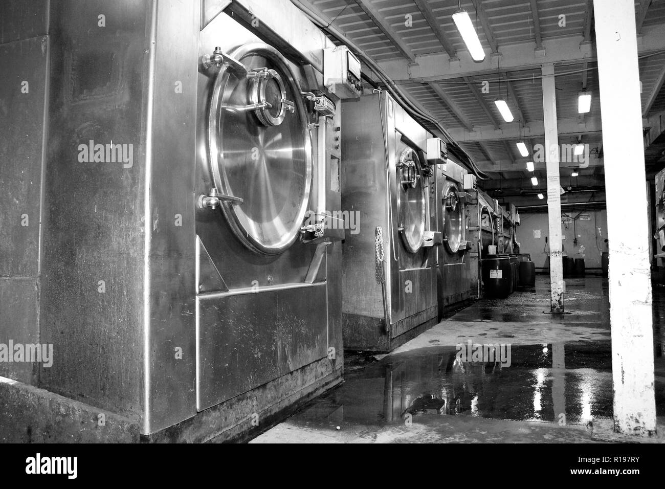Une photo en noir et blanc d'un lave-linge avec un vieux lave-linge Banque D'Images