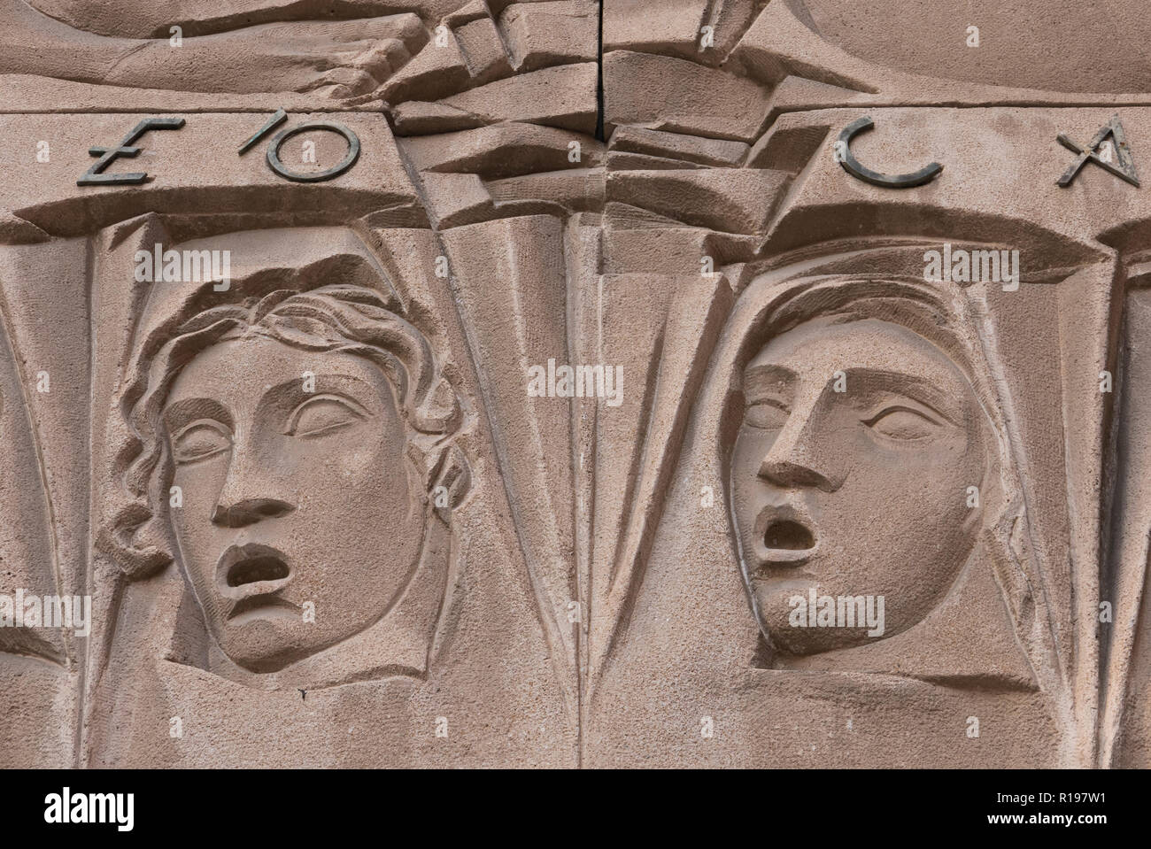 Sculptures sur pierre des visages sur le mur extérieur de la Palau de la Musica, Barcelone, Espagne Banque D'Images