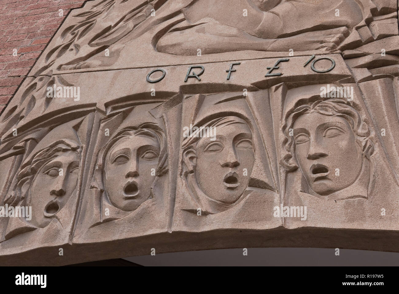 Sculptures sur pierre des visages sur le mur extérieur de la Palau de la Musica, Barcelone, Espagne Banque D'Images