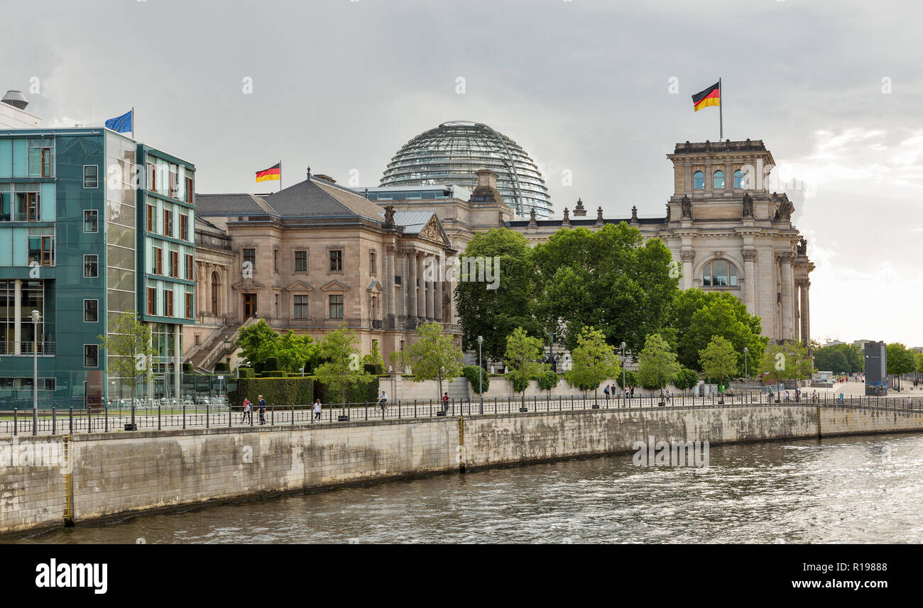 BERLIN, ALLEMAGNE - 13 juillet 2018 : Architecture de la Mitte avec rivière Spree, le Reichstag ou Bundestag allemand et la société parlementaire les bâtiments. Banque D'Images