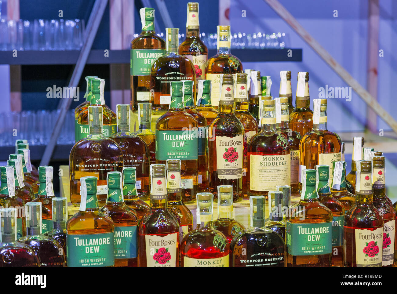 KIEV, UKRAINE - le 20 octobre 2018 : Différents malt blended whisky bourbon et bouteilles dans un bar de 4ème Whisky Festival ukrainien de Dram par bon vin compan Banque D'Images