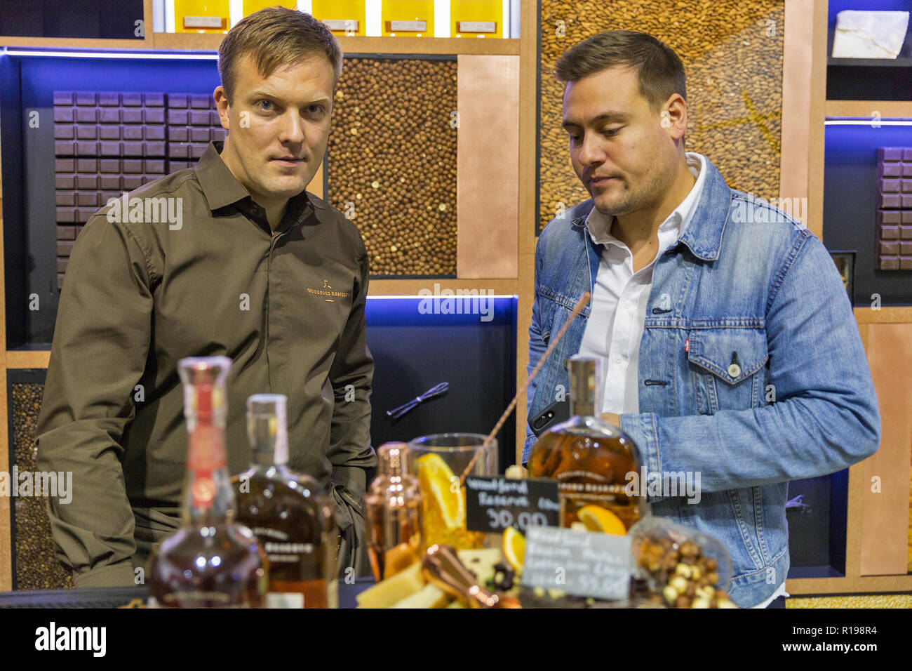 KIEV, UKRAINE - le 20 octobre 2018 : travail présentateurs à Woodford Bourbon whisky stand lors de la 4ème Whisky Festival ukrainien de Dram organisées par le bon vin compan Banque D'Images