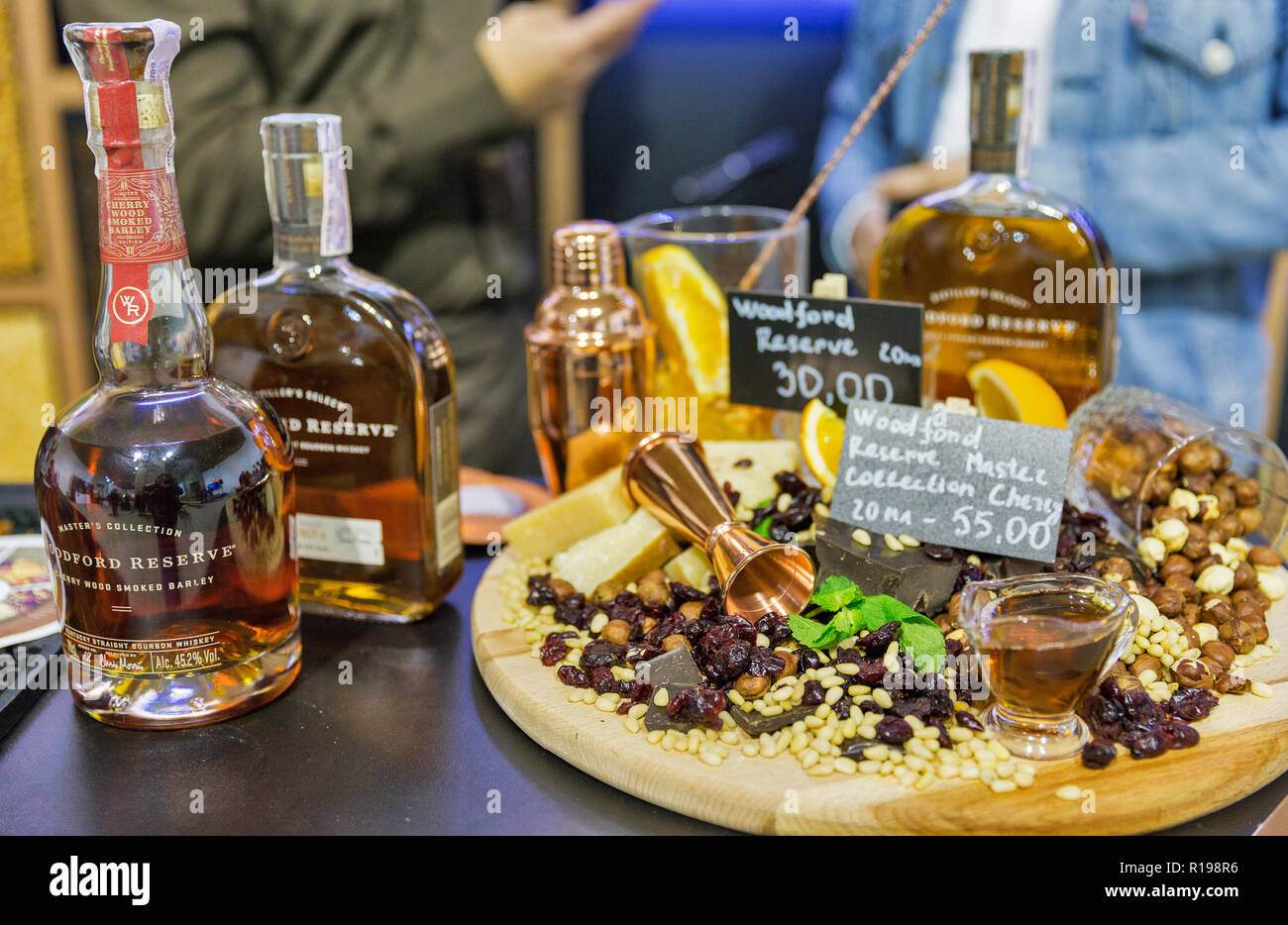 KIEV, UKRAINE - le 20 octobre 2018 : des bouteilles de whisky bourbon Woodford libre de suite au 4e Festival de Dram Whisky ukrainien organisé par le bon vin compan Banque D'Images