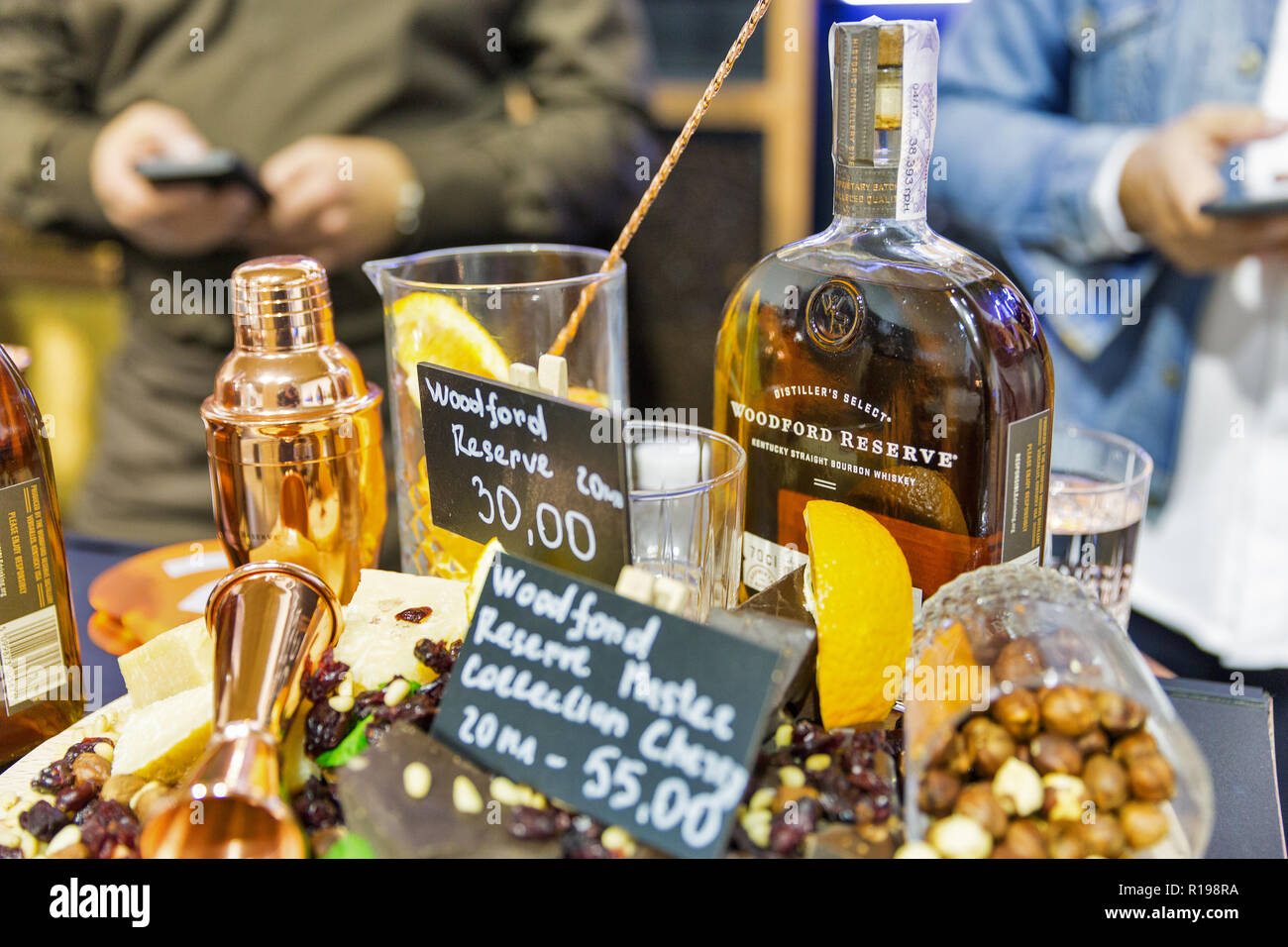 KIEV, UKRAINE - le 20 octobre 2018 : des bouteilles de whisky bourbon Woodford libre de suite au 4e Festival de Dram Whisky ukrainien organisé par le bon vin compan Banque D'Images