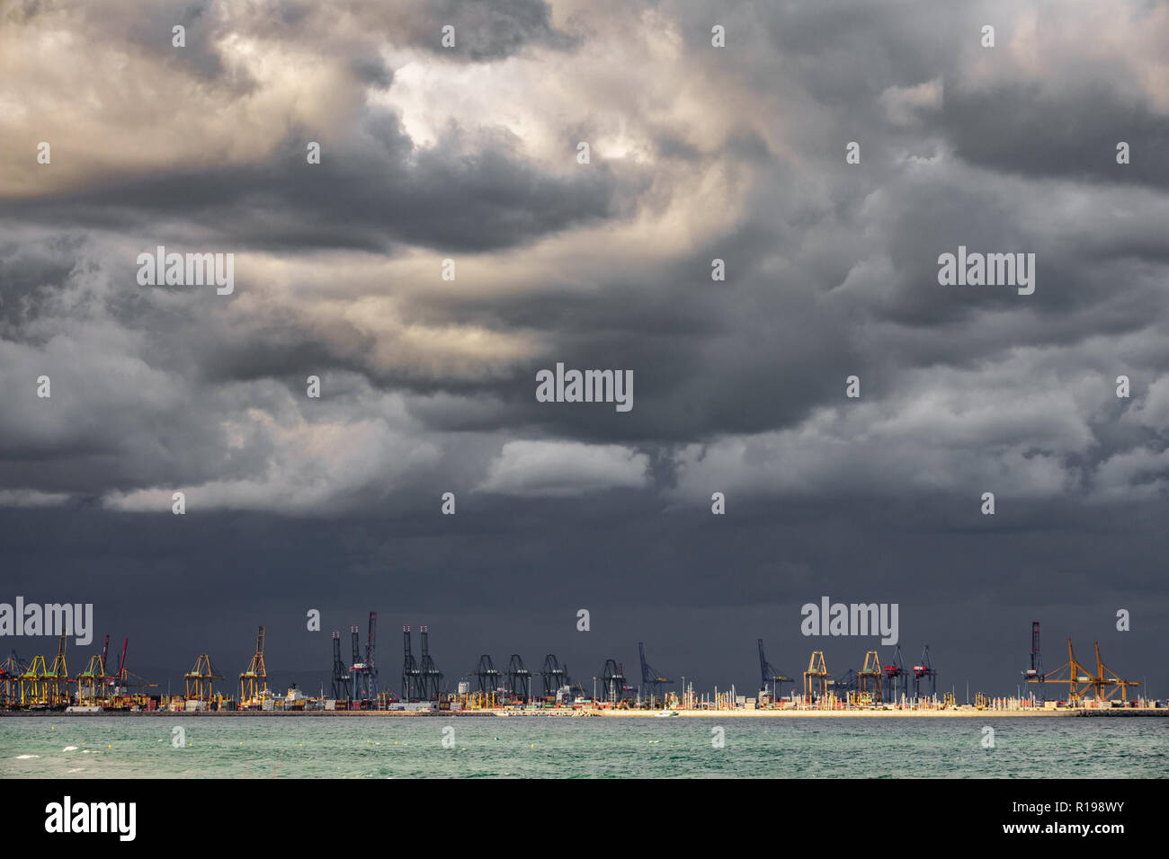 Très sombres nuages sur commercial dock Banque D'Images