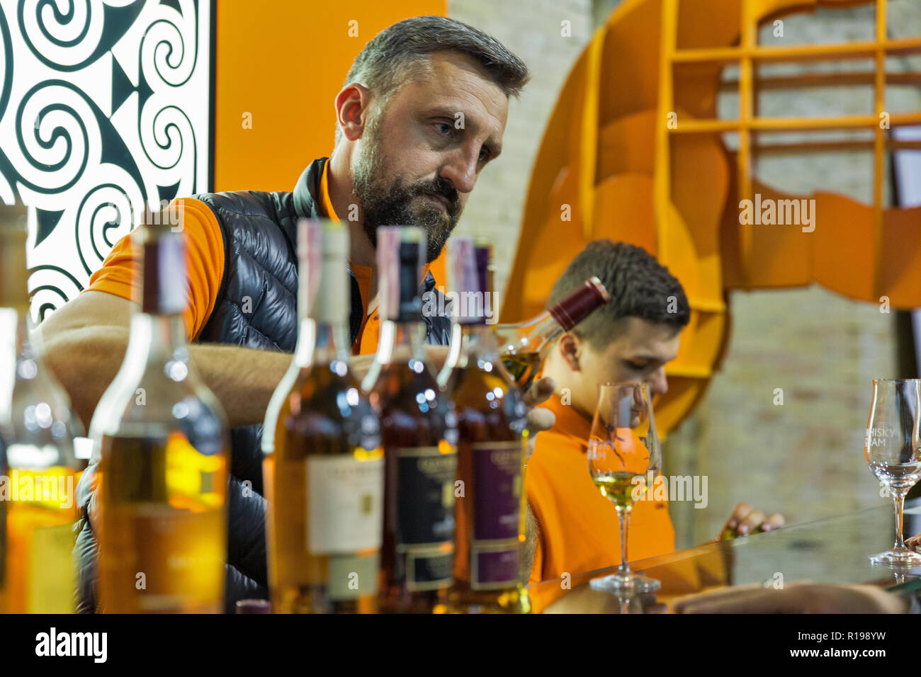 KIEV, UKRAINE - le 20 octobre 2018 : barman travaille à Glenmorangie Scotch highland single malt whisky stand au 4ème Festival orgue Dram Whisky Ukrainien Banque D'Images