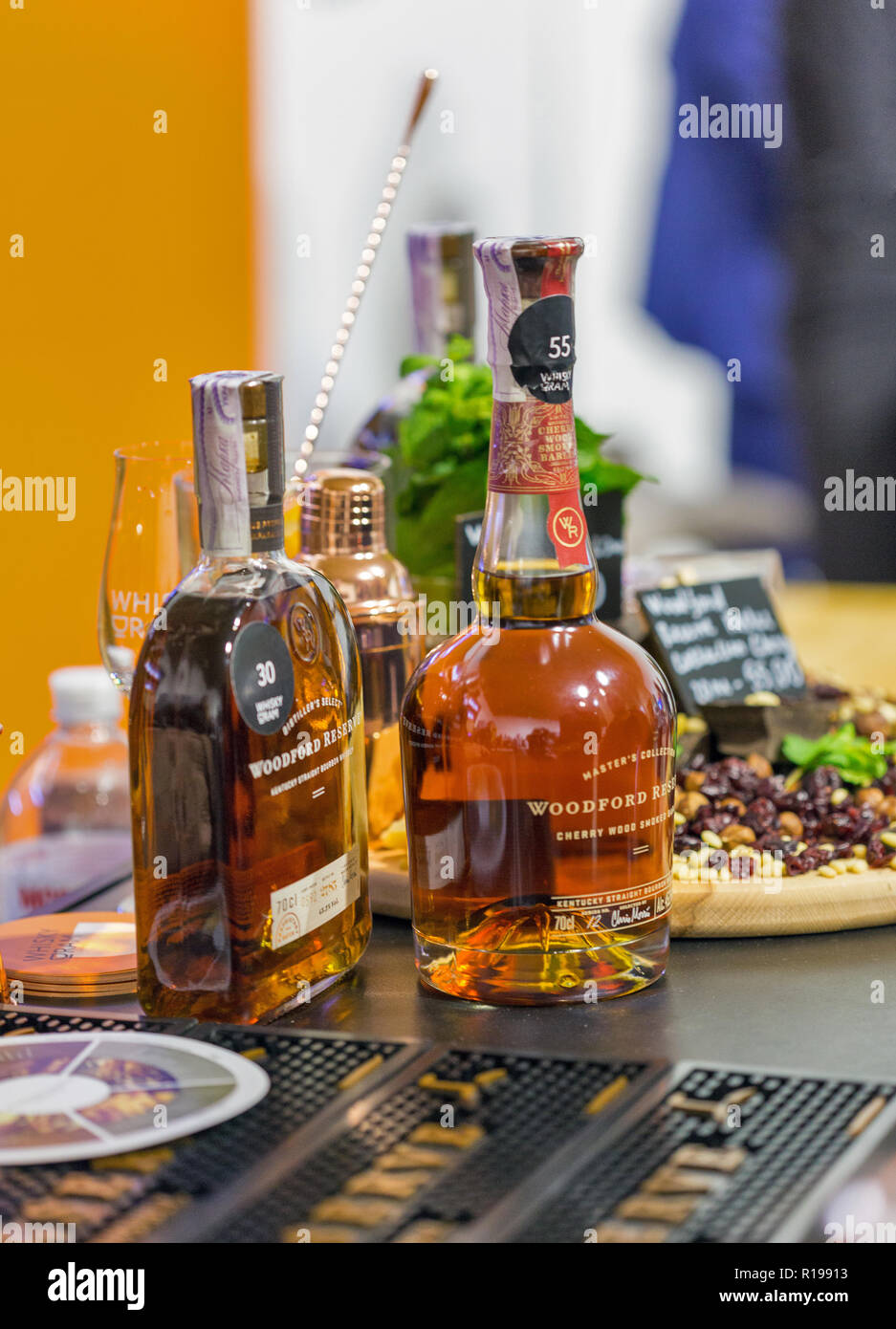 KIEV, UKRAINE - le 20 octobre 2018 : des bouteilles de whisky bourbon Woodford libre au 4e Festival de Dram Whisky ukrainien organisé par le bon vin en compagnie d'Arti Banque D'Images