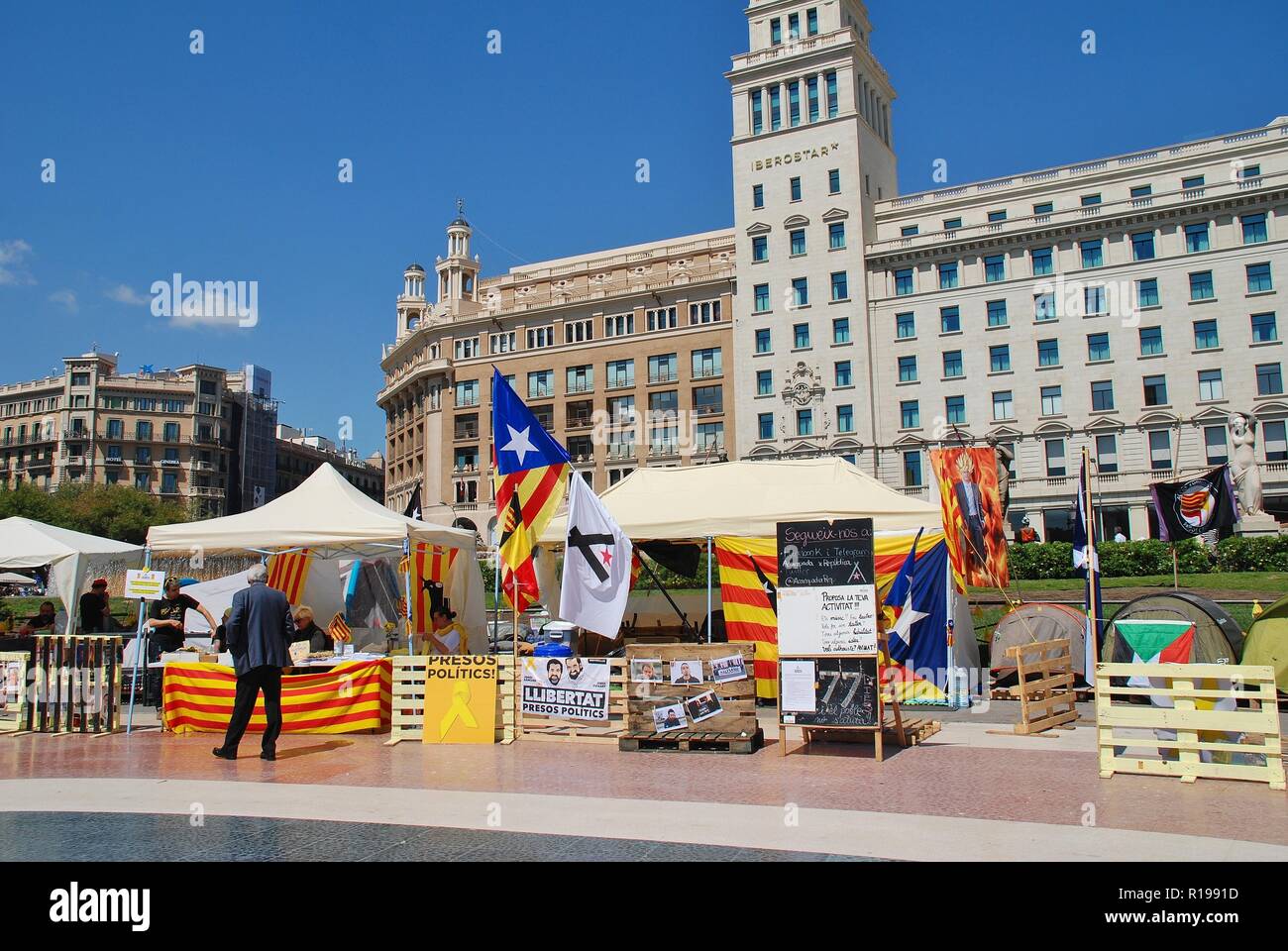 Les militants de la Llibertat Presos Politique (libérer les prisonniers politiques) mouvement campagne dans la Placa Catalunya à Barcelone, Espagne le 17 avril 2018. Banque D'Images