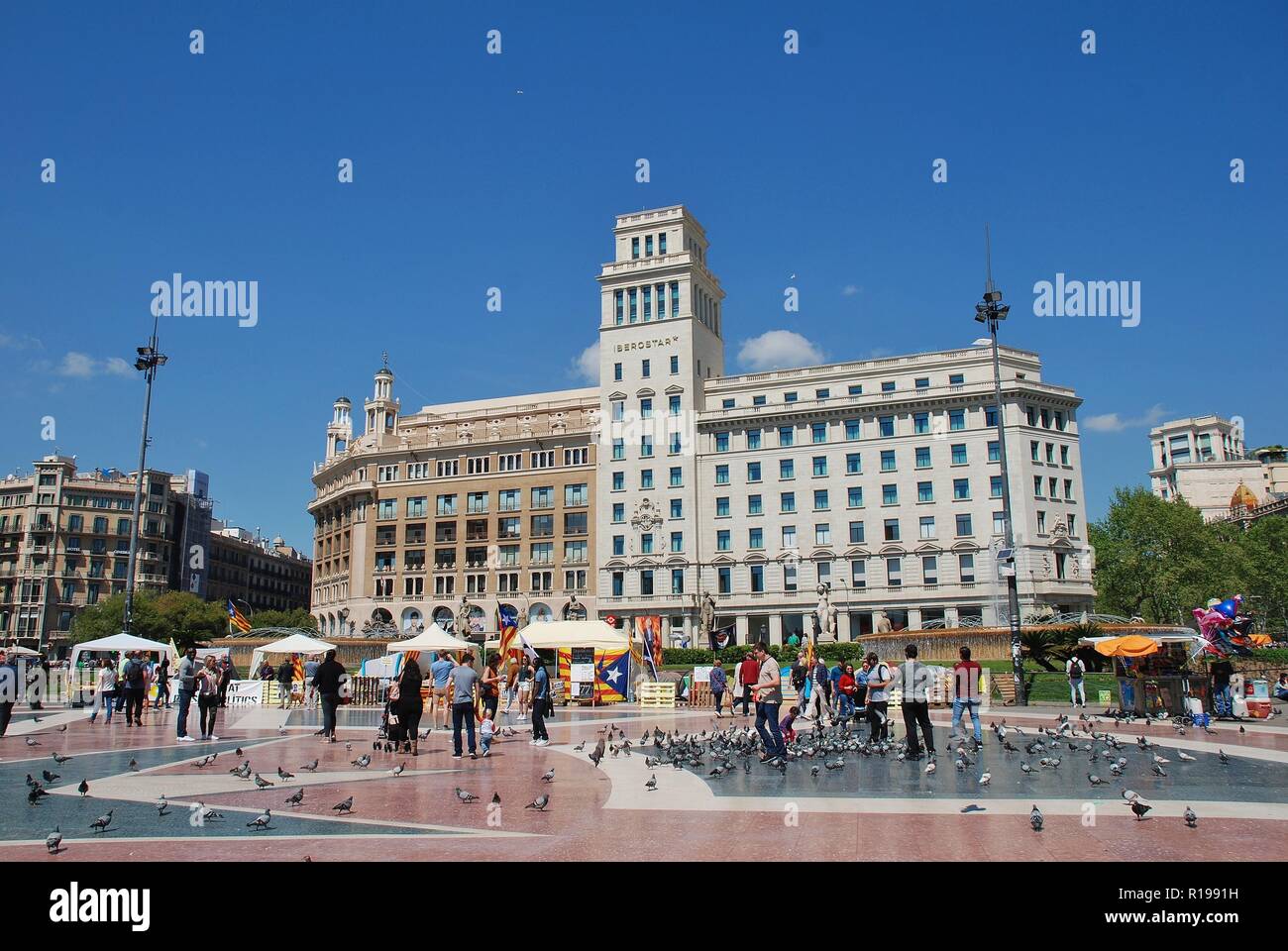 Les militants de la Llibertat Presos Politique (libérer les prisonniers politiques) mouvement campagne dans la Placa Catalunya à Barcelone, Espagne le 17 avril 2018. Banque D'Images