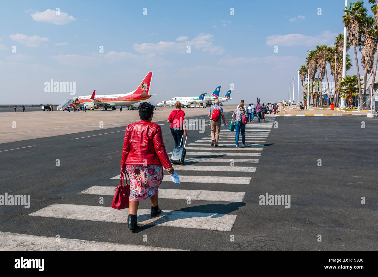 Les passagers qui arrivent, l'aéroport de Windhoek, l'aéroport international Hosea Kutako, Namibie Banque D'Images