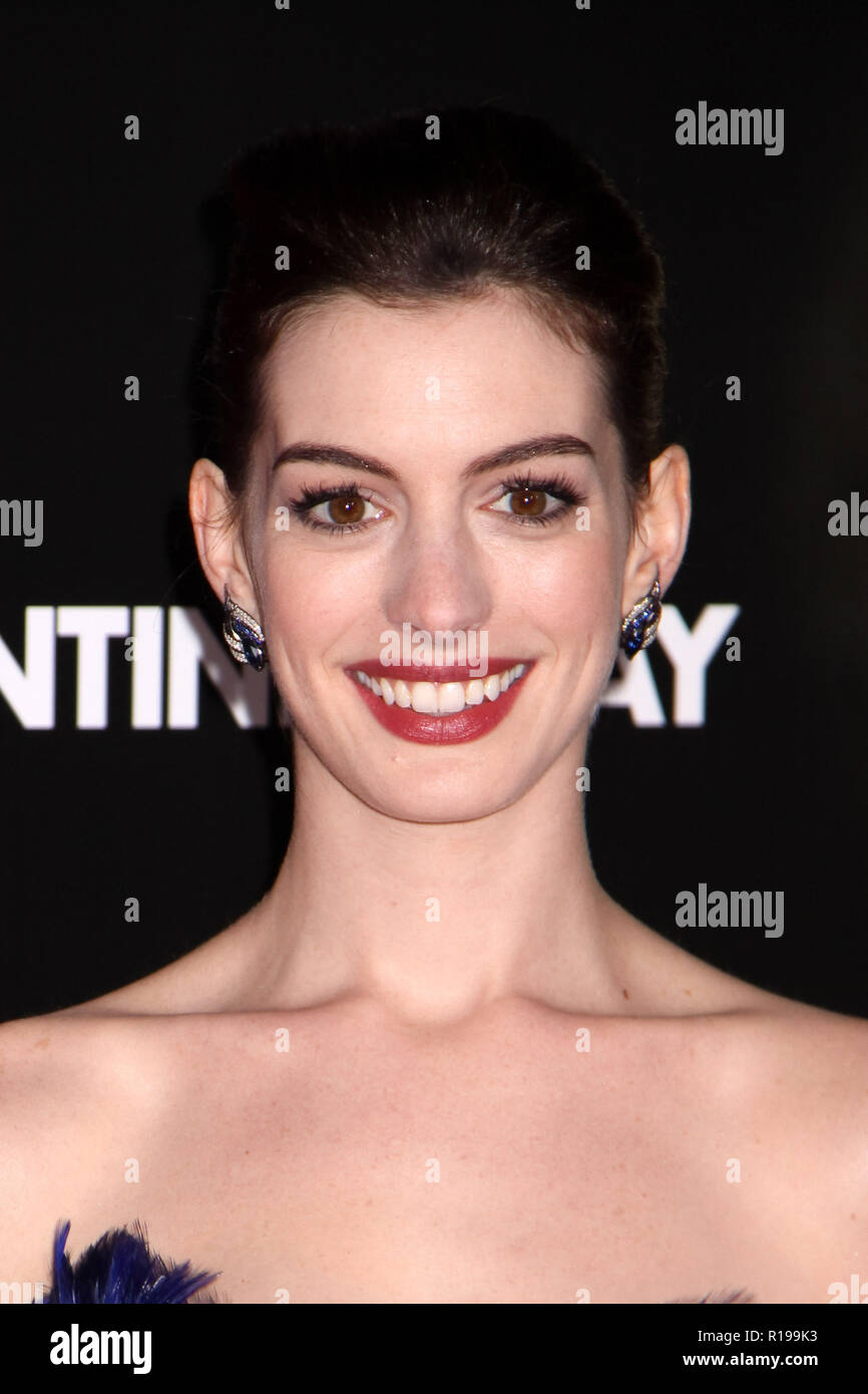 Anne Hathaway 02/08/10 'Valentine's Day' Premiere @ Grauman's Chinese Theater, du Hollywood Photo de Megumi Torii/HNW / PictureLux (8 février 2010) Banque D'Images