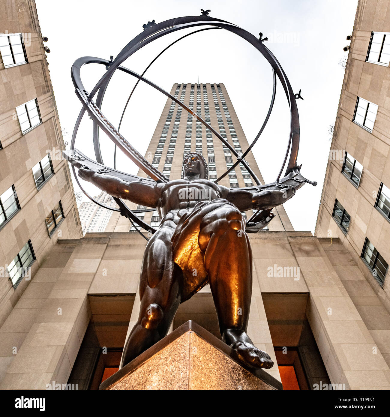 New York, USA, 9 novembre 2018. Statue en bronze d'Atlas portant le ciel tour à New York City's Rockefeller Center. Photo par Enrique Shore Banque D'Images