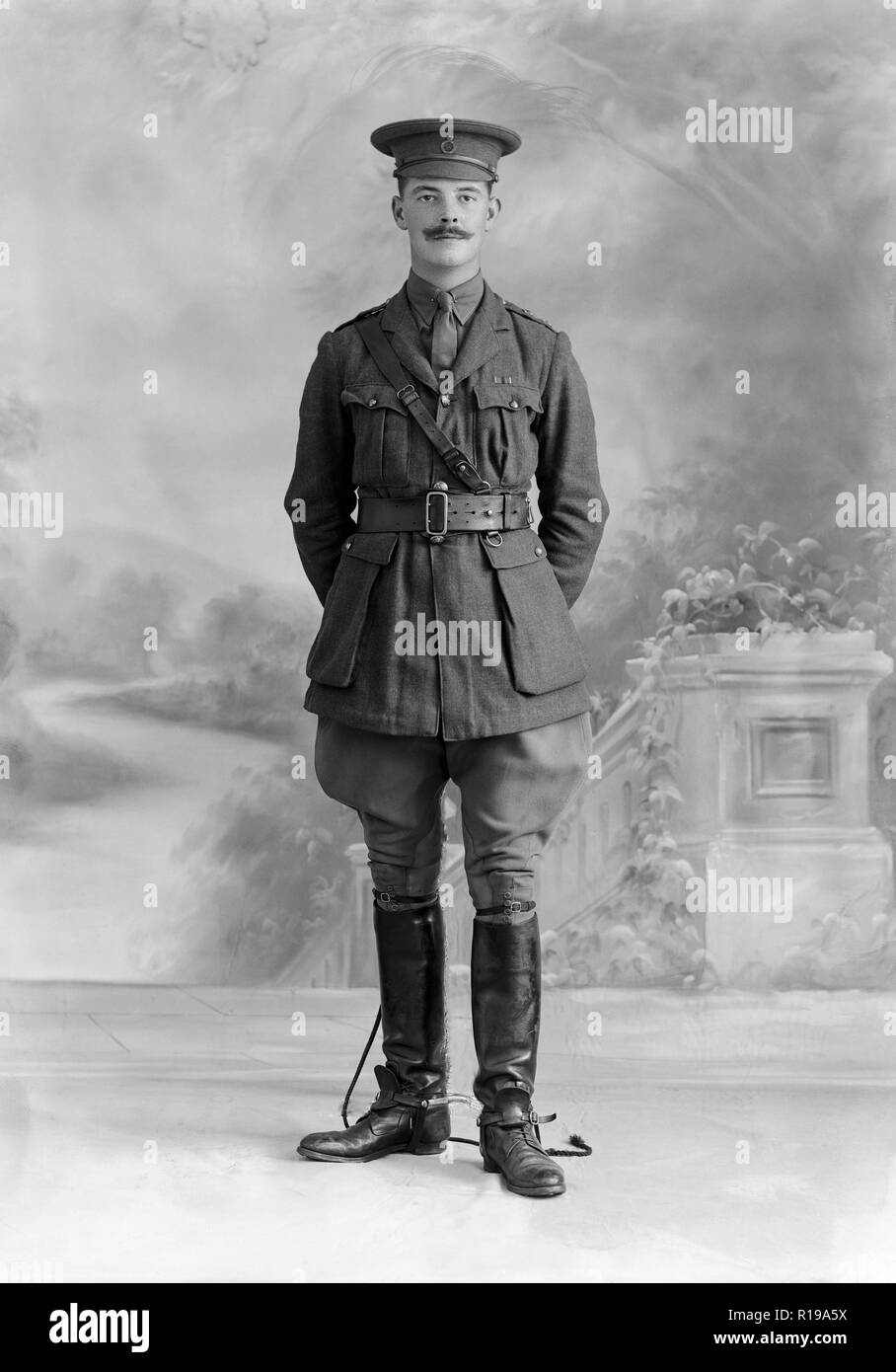 Le lieutenant H. C. S. Combe des sauveteurs, un régiment de l'armée britannique. Vintage noir et blanc Photographies prises pendant la Première Guerre mondiale dans le célèbre Bassano studio de Londres. Le lieutenant Combe est maintenant un cheval tout en ne présentant whip. Banque D'Images