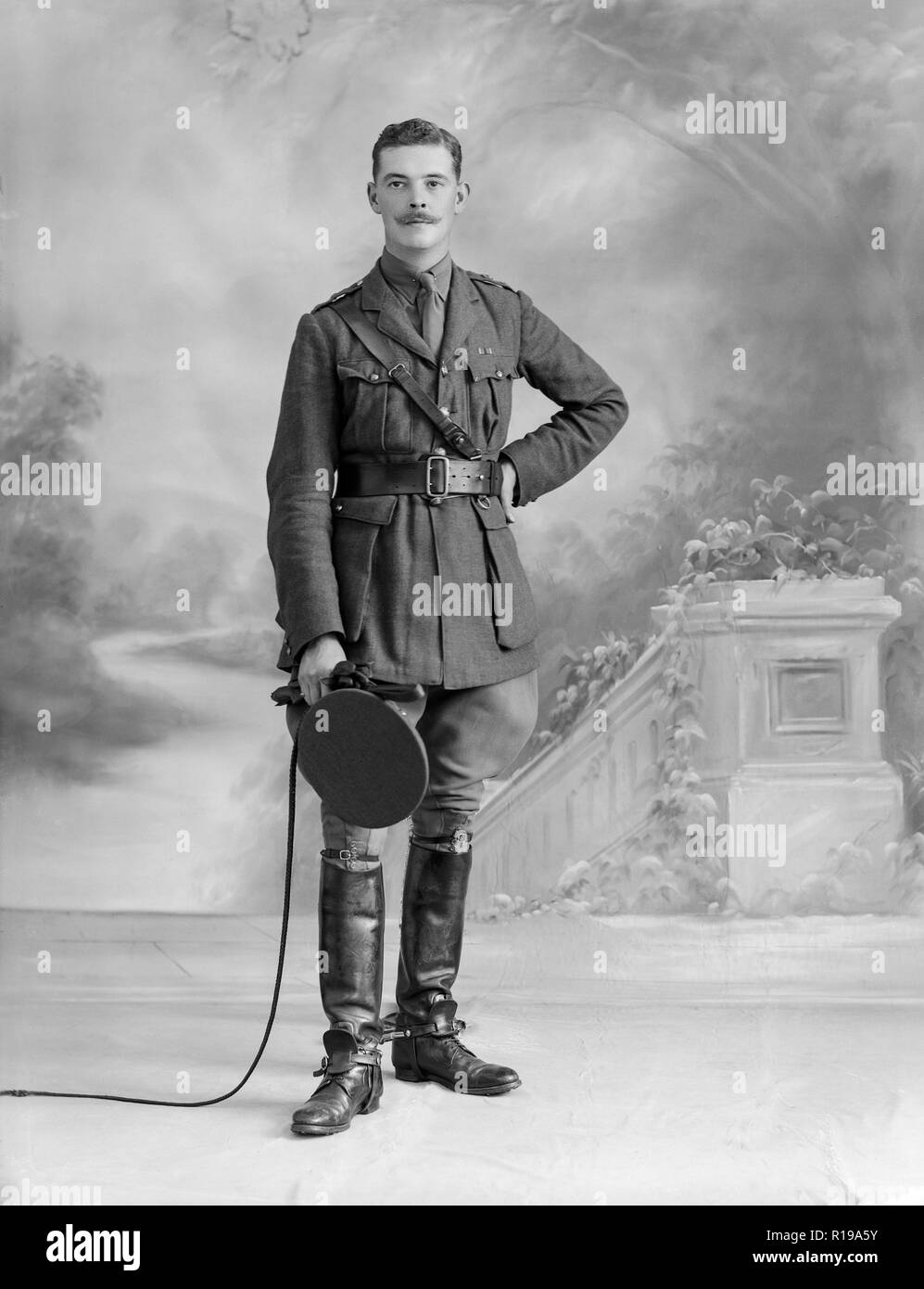 Le lieutenant H. C. S. Combe des sauveteurs, un régiment de l'armée britannique. Vintage noir et blanc Photographies prises pendant la Première Guerre mondiale dans le célèbre Bassano studio de Londres. Le lieutenant Combe est maintenant un cheval tout en ne présentant whip. Banque D'Images