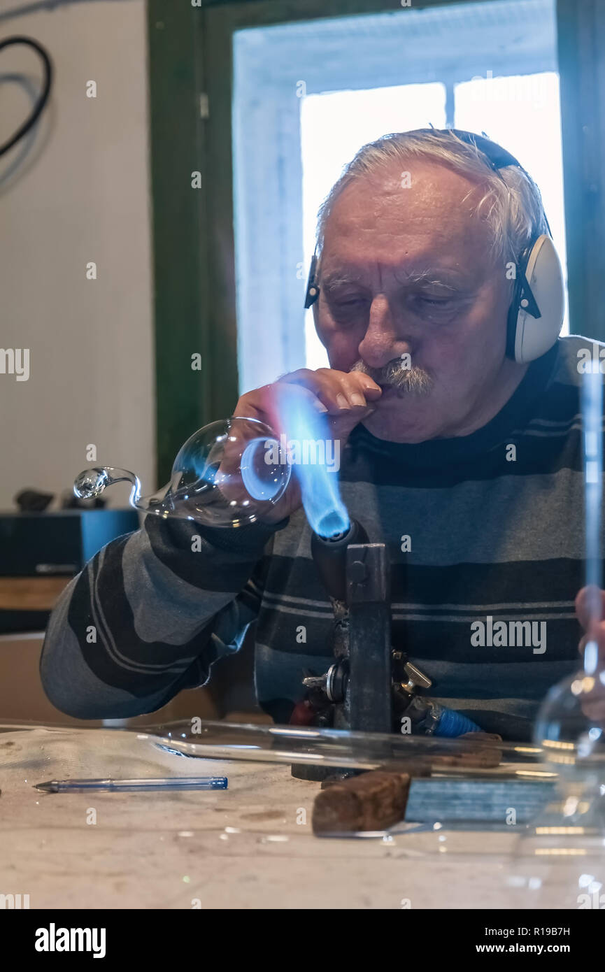 Souffleur De Verre Qualifiés Est Lélaboration De Boules De