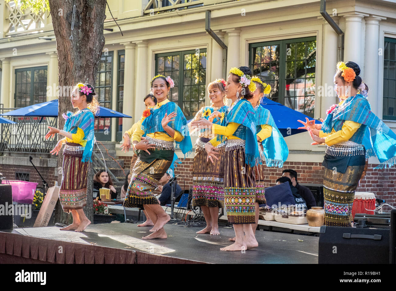 Femme dansant à la Thai Festival à Harvard Square, Cambridge, MA Banque D'Images