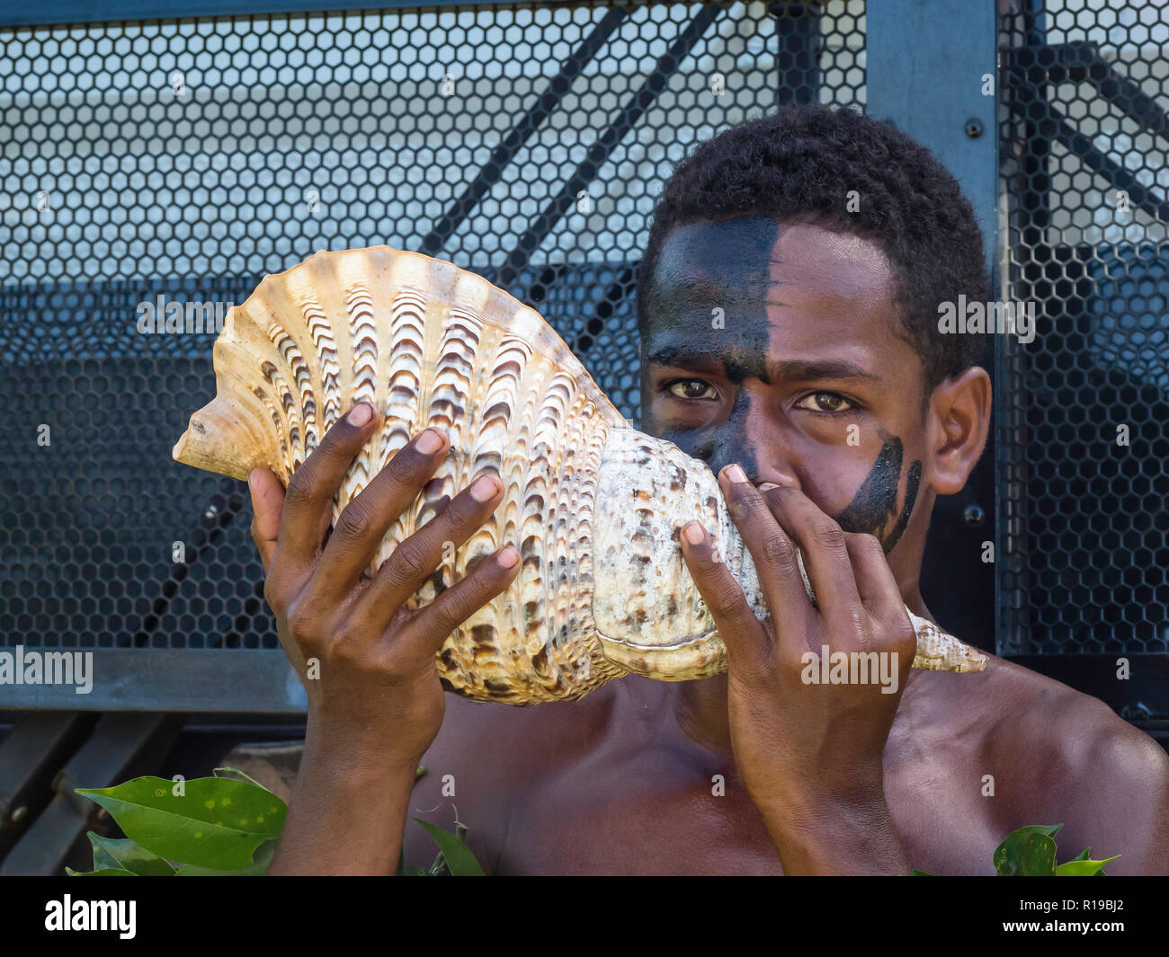 Les enfants du canton de Waitabu effectuer la danse traditionnelle sur l'île de Taveuni, République de Fidji. Banque D'Images