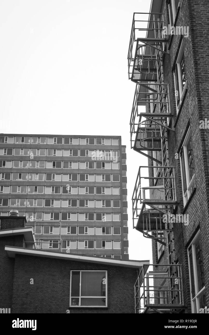 Utrecht, Pays-Bas - 5 mai 2006 : Un incendie s'échapper d'un foyer d'étudiants (au niveau du complexe à l'Ina) Boudier-Bakkerlaan dans la ville Utrecht Banque D'Images