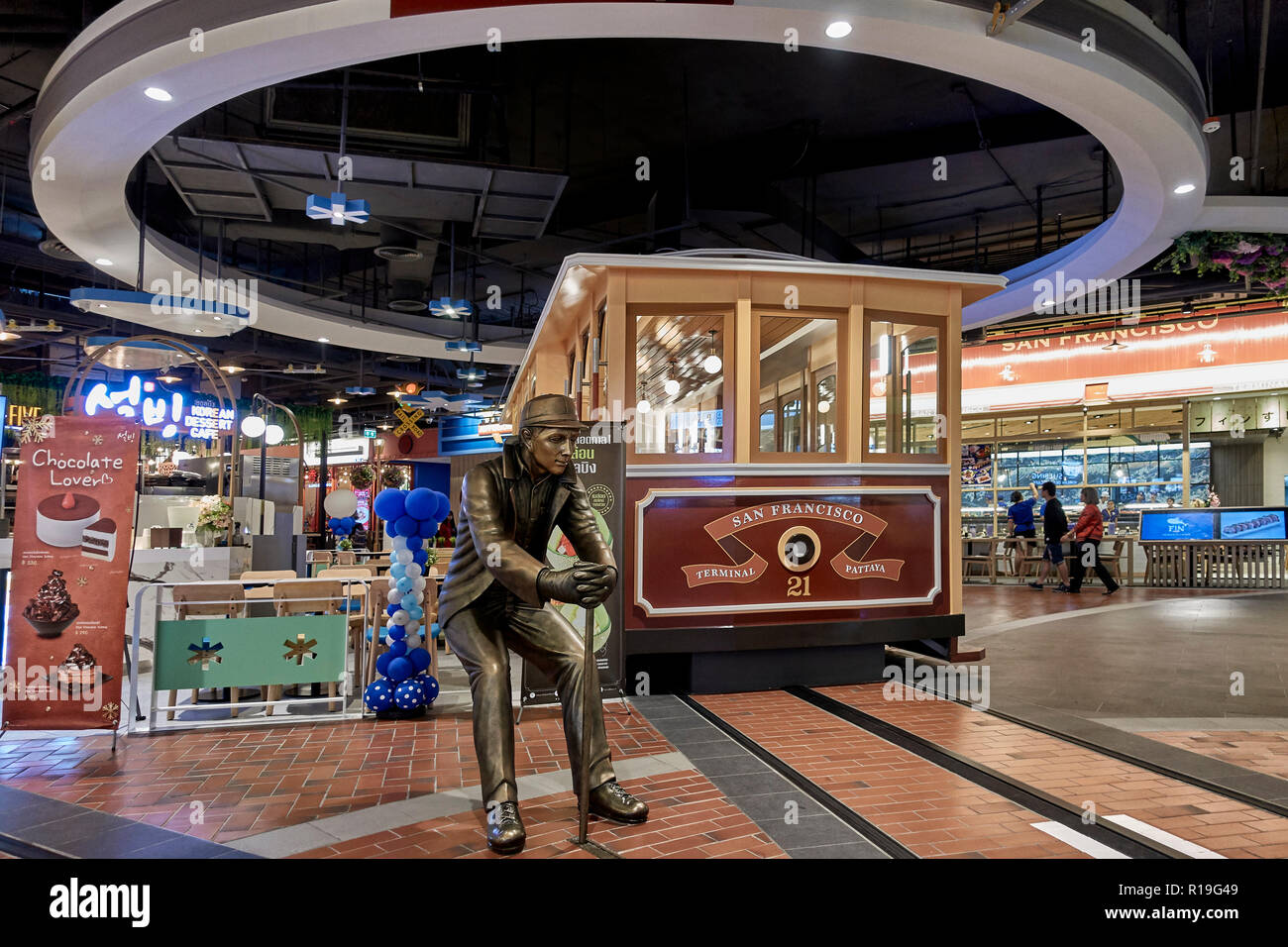 Statue d'un homme en position assise, sans une chaise et à côté de l'emblématique rue voiture de San Francisco. La borne 21, Pattaya, Thaïlande, le sud-est de l'Asi Banque D'Images