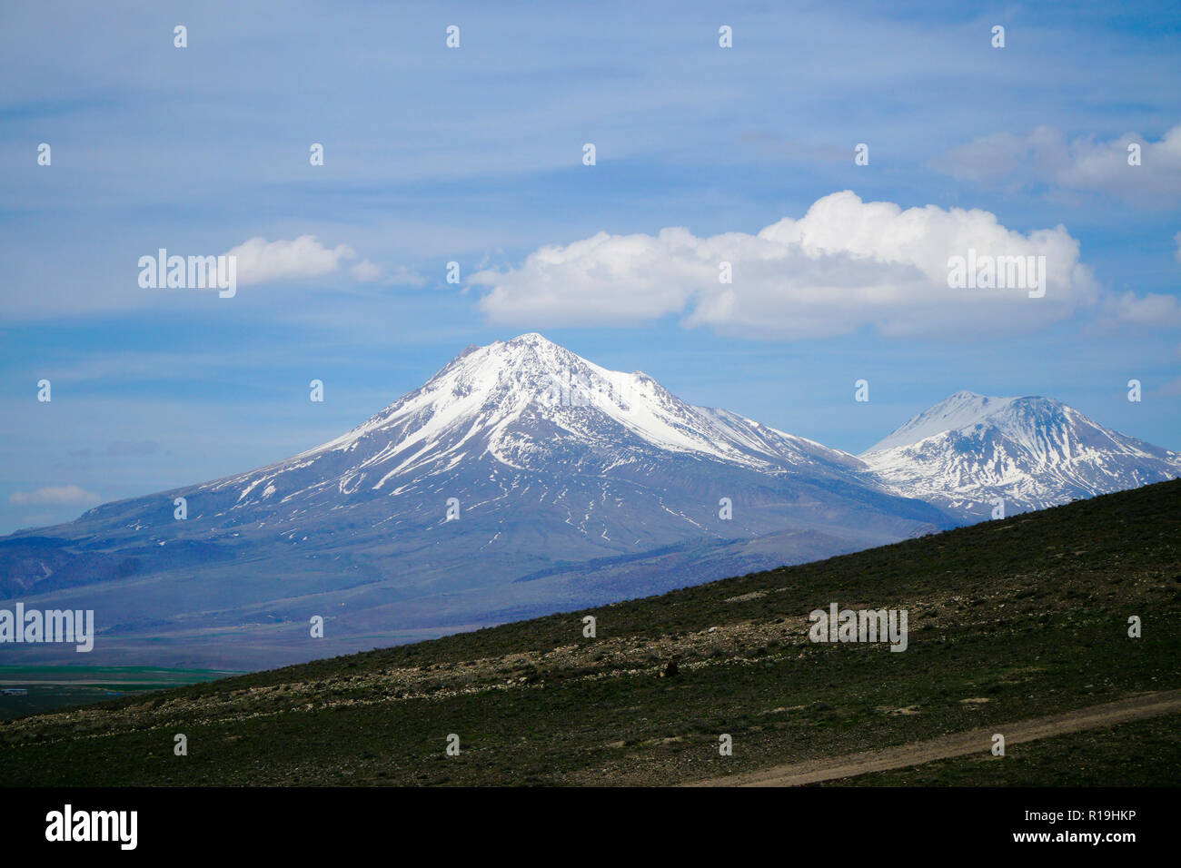 La montagne Hasan, qui est un volcan au milieu de la Turquie. Les pics sont enneigé. Banque D'Images