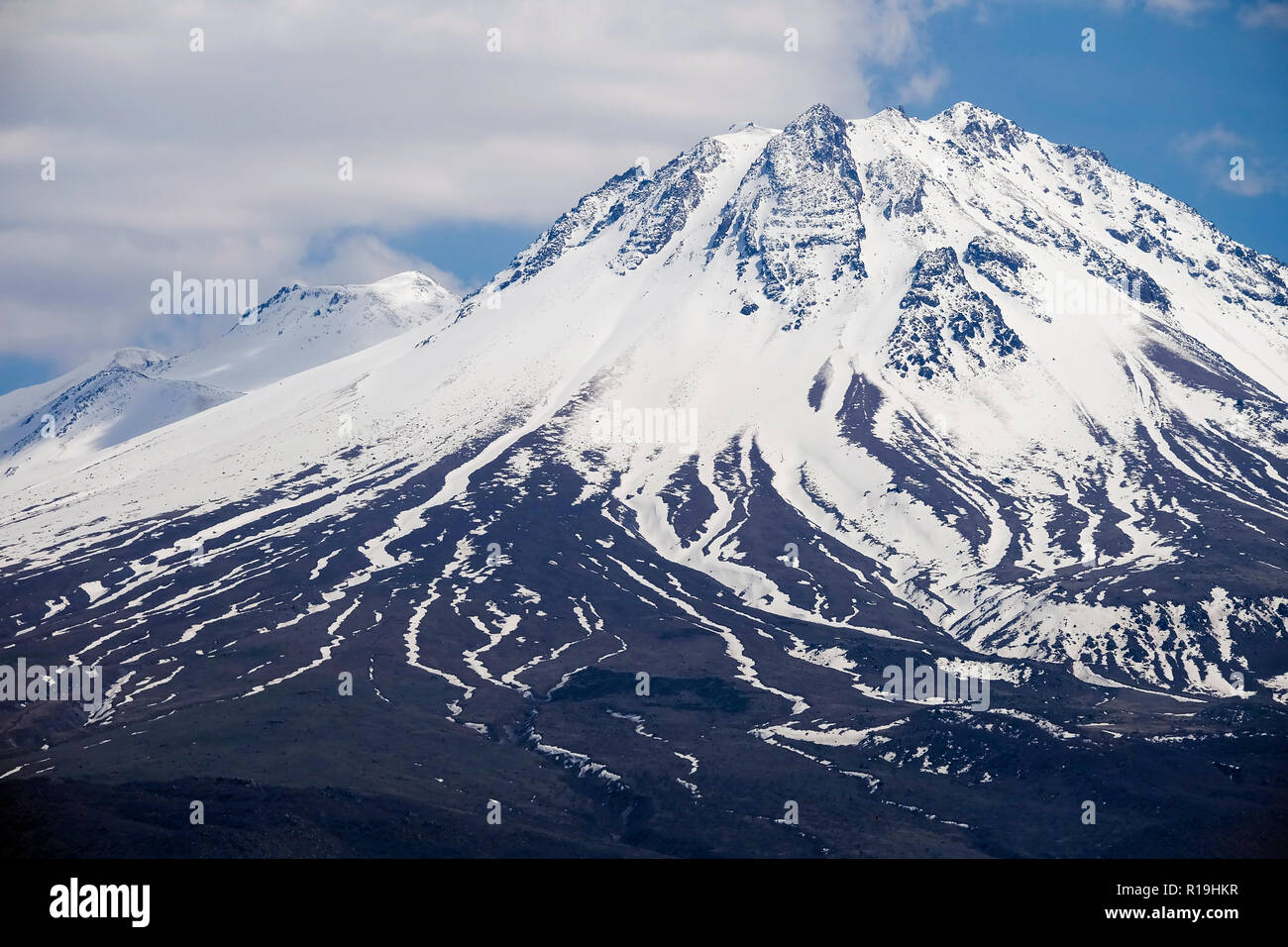 La montagne Hasan, qui est un volcan au milieu de la Turquie. Les pics sont enneigé. Banque D'Images